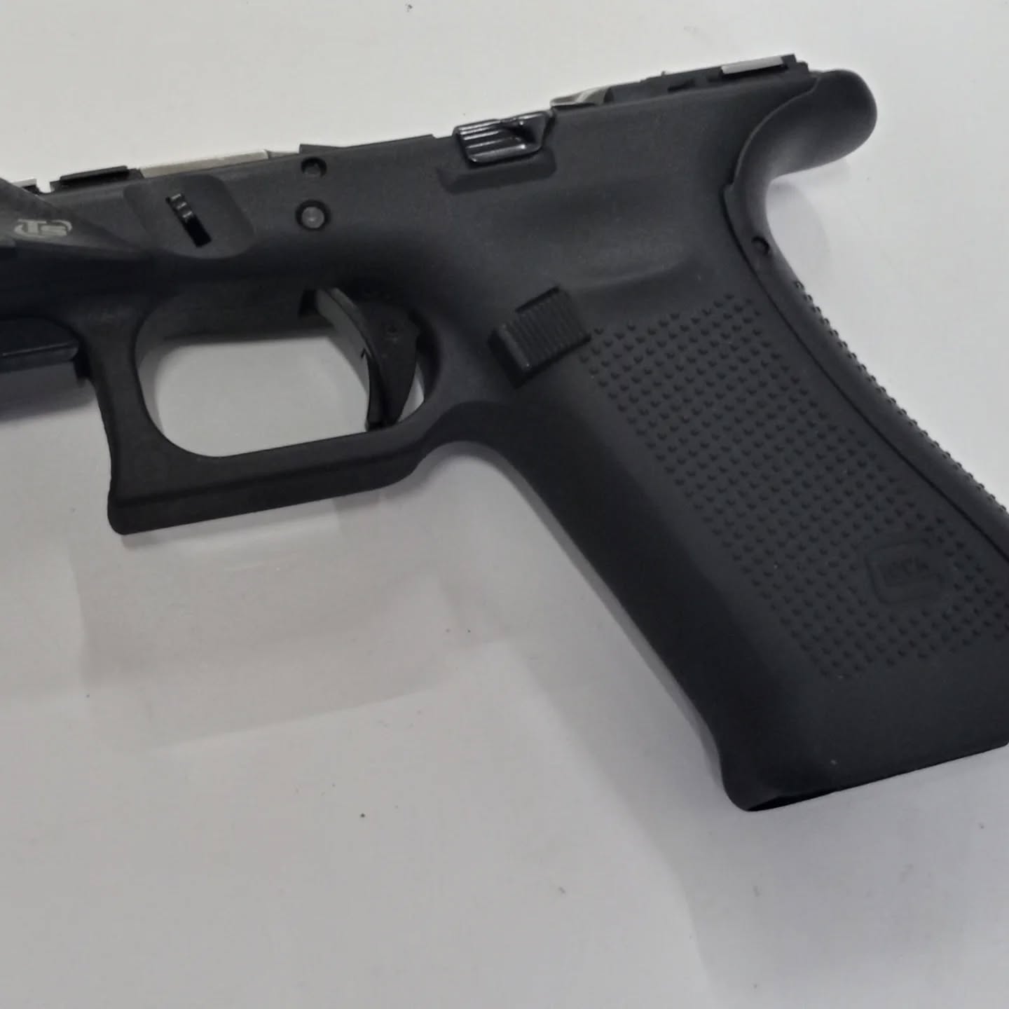 Nuova linea per questa Glock 34 gen 4...
Rimozione finger groove, undercut leggermente maggiorato e finitura liscia... Lavorazione su misura su specifiche del cliente...
#glockcustom #customglock #lavitaèbellaperchèècustom #armeriameschieri #glock34