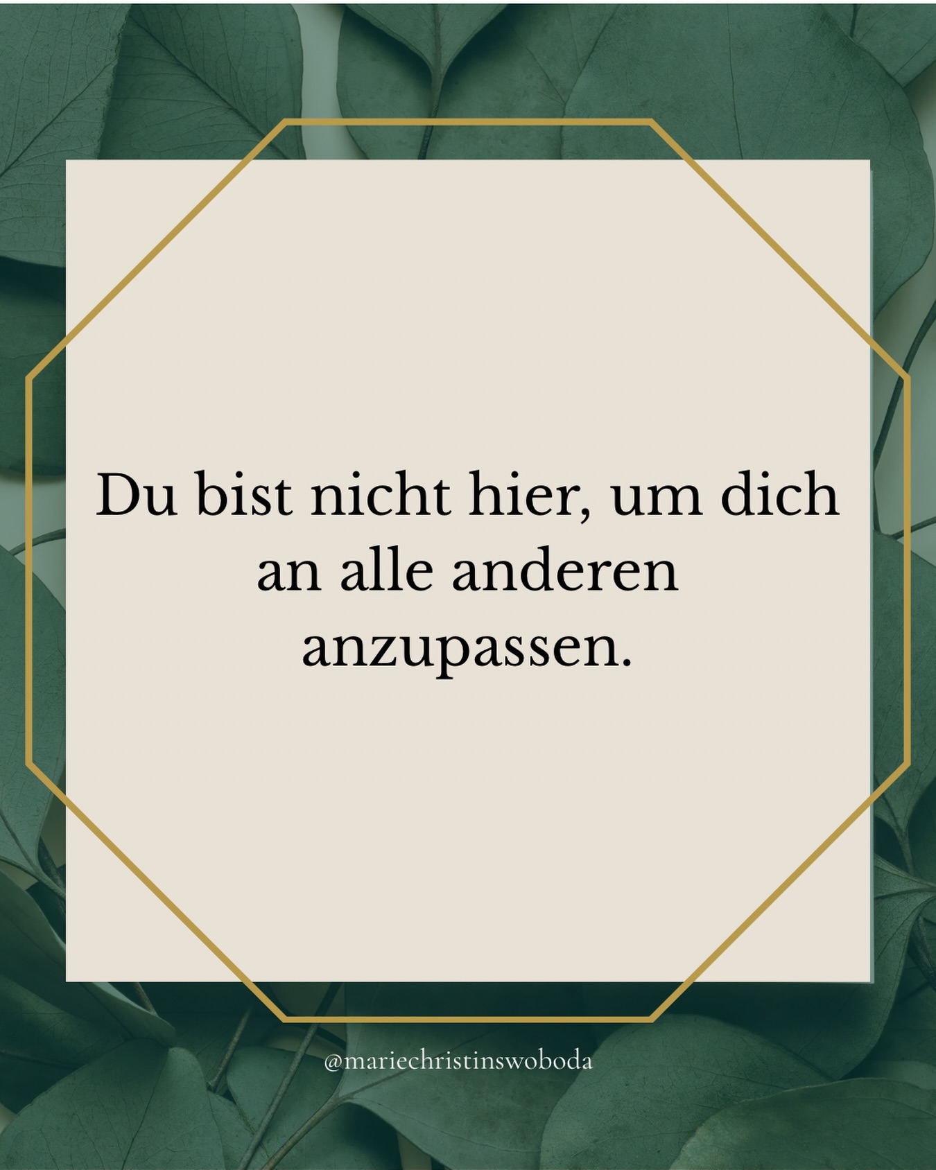 Sich anzupassen fühlt sich oft sicher an.
Nicht aufzufallen.
Nicht anzuecken.
Nicht zu viel zu sein.
Viele haben früh gelernt, sich selbst ein Stück zurückzunehmen, um dazuzugehören oder Konflikte zu vermeiden. Ich kenne das selber…
Auf Dauer kostet genau das Kraft.
Es ist anstrengend, dich selbst immer wieder zu übergehen, obwohl du innerlich etwas anderes brauchst.
Hier geht es nicht darum, lauter oder härter zu werden.
Sondern darum, dich wieder ernst zu nehmen deine innere Stimme zu hören, ihr zu vertrauen. Auch dann, wenn es nicht zu allen Erwartungen passt.
Folge mir für ehrliche Impulse rund um innere Stabilität,
Selbstfürsorge und Nervensystem-Gesundheit.
#traumasensiblescoaching #innereSicherheit #selbstfürsorge nervensystemarbeit achtsamkeit
sich anpassen müssen
authentisch sein
eigene bedürfnisse leben
wert ohne anpassung
emotionale Stabilität