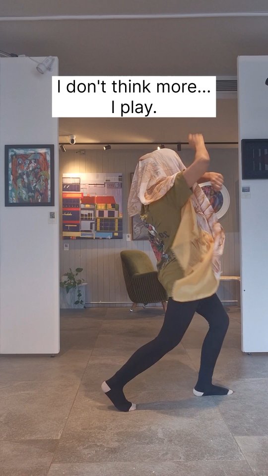 When I’m stuck in my head, my instinct is to think more.
But that usually keeps me in the same stress loop.
What helps me shift is something much simpler:
movement play.
from tension → to curiosity
from holding → to a little more space
from overthinking → back into feeling
A little more lightness.
A little more presence.
If your mind feels full too, try this.
Challenge yourself to play for a few minutes
with a scarf or any fabric you have.
DM me “PLAY” and I’ll send you a guided video practice you can follow anytime 🌿
#mindfulmovement #somaticmovement #nervoussystemhealing #playmatters