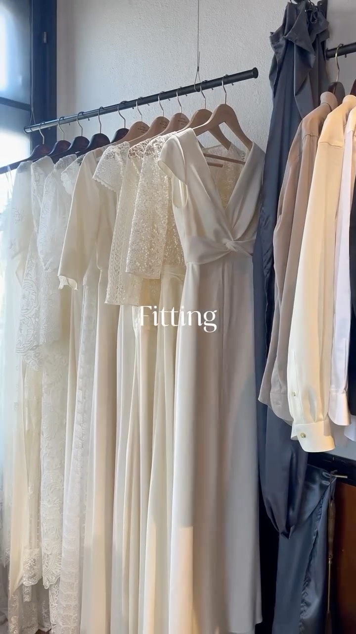 .
「痩せて見える鏡ですか?」
そんなふうにおっしゃった花嫁さま。
そう感じられるのは、
無理に整えているのではなく、
その方に合うバランスが重なったとき。
とても嬉しい瞬間でした。
試着のお写真を送り合いながら、
「こっちかな」
「このロケーションなら、このドレスかな」
と重ねていくやりとりも、
大切で、愛おしいひととき。
ゆっくり、じっくりと
決めていくその過程もまた、
かけがえのないものだと感じています🫧
✍🏻ご試着やプランのご相談は、プロフィール欄の
公式LINEからお気軽にお問い合わせください。
-————
Wedding Dress Salon aisoa
ご試着、フォトプラン、その他のご相談はDMもしくはハイライトにある公式LINEよりお気軽にお問い合わせください。
試着は予約制/全国郵送可
▶定休 : 水曜日
▶営業時間 : 10:30~17:00
▶場所: 函館市末広町18-25 大三坂ビルヂング2F
駐車場4台あり
@aisoadress(ハイライ