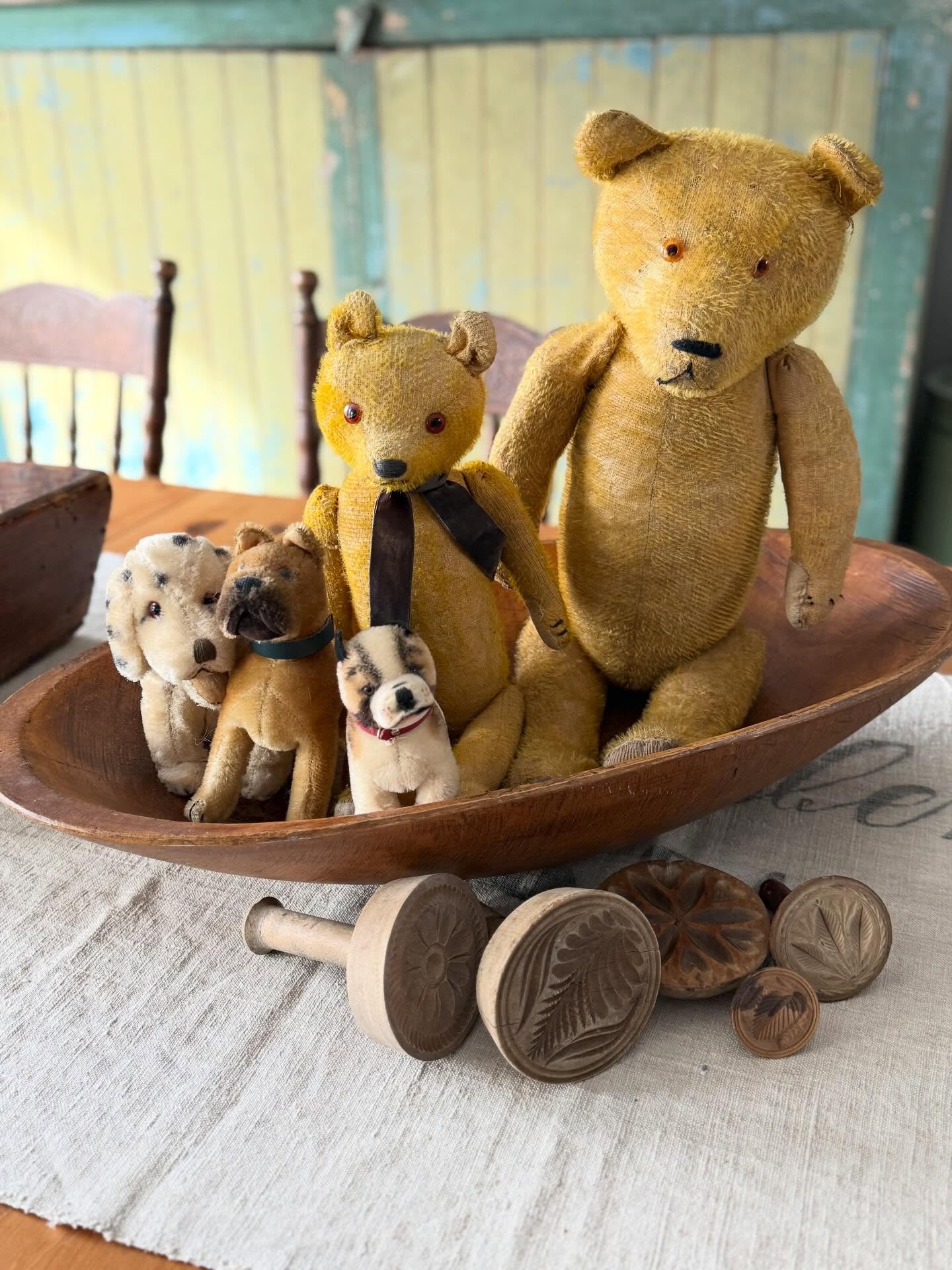 This magnificent authentic Antique Primitive Dough Trencher just arrived in the Shop. It has a beautiful patina and is a great size. 24 x 12 x 4.5
(The mohair toys are not for sale)
#antique #antiquehome #vintagehome #vintageinspired #fleamarketfinds