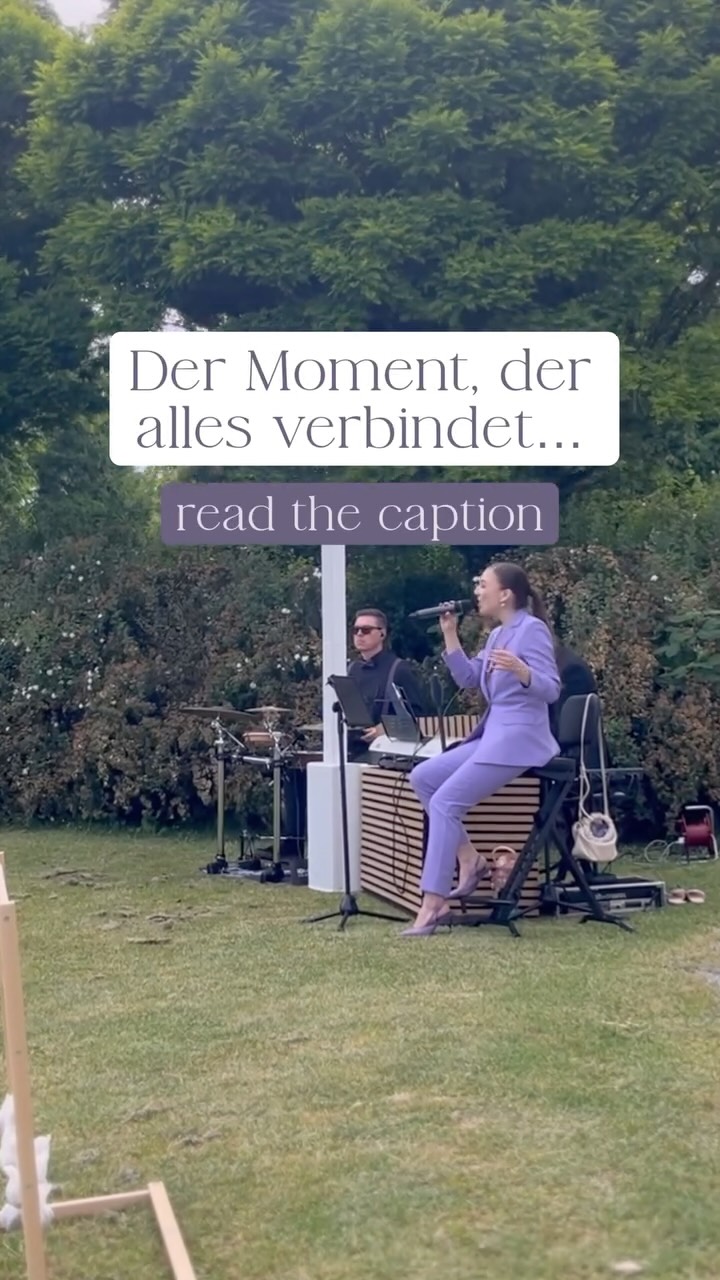 Zwischen Trauung und Party gibt es einen Moment, den viele unterschätzen:
den Sektempfang.
👉 Genau hier fügt sich alles zusammen.
Die Anspannung fällt ab, die ersten Gespräche entstehen, Gäste lernen sich kennen –
und aus einzelnen Momenten wird langsam ein gemeinsames Gefühl.
Genau deshalb ist Musik hier so entscheidend.
👉 Sie verbindet:
• die Emotionen aus der Trauung
• die Vorfreude auf den Abend
• und die Menschen untereinander
💡 Unser Ansatz:
Präsent sein, ohne aufdringlich zu wirken.
Durch unser reduziertes Drumset (Cajon mit Schlagzeugelementen) passen wir die Lautstärke flexibel an die Situation an.
👉 Bedeutet konkret:
Genug Raum für Gespräche und trotzdem eine spürbare Stimmung im Hintergrund.
Keine „Hintergrundmusik“, die untergeht, sondern Live-Musik, die trägt und den Moment unterstützt.
Leicht, stimmungsvoll, verbindend.
So entsteht eine Atmosphäre, in der sich wirklich alle abgeholt fühlen.
👉 Speichert euch das gerne für eure Planung