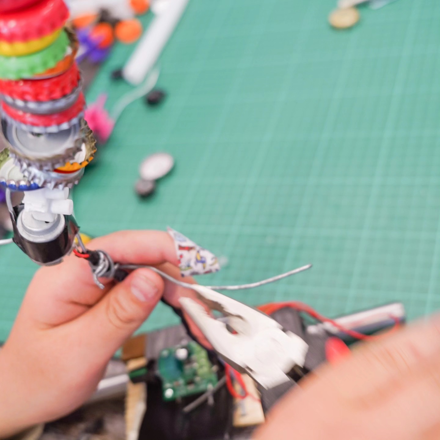 Vandaag maakten deze middelbare scholieren in één ochtend geluids machines, waarmee ze met gebruik van restmaterialen zoals oude fietsbellen en flesdopjes ritmes laten klinken.
Met @makercosmos