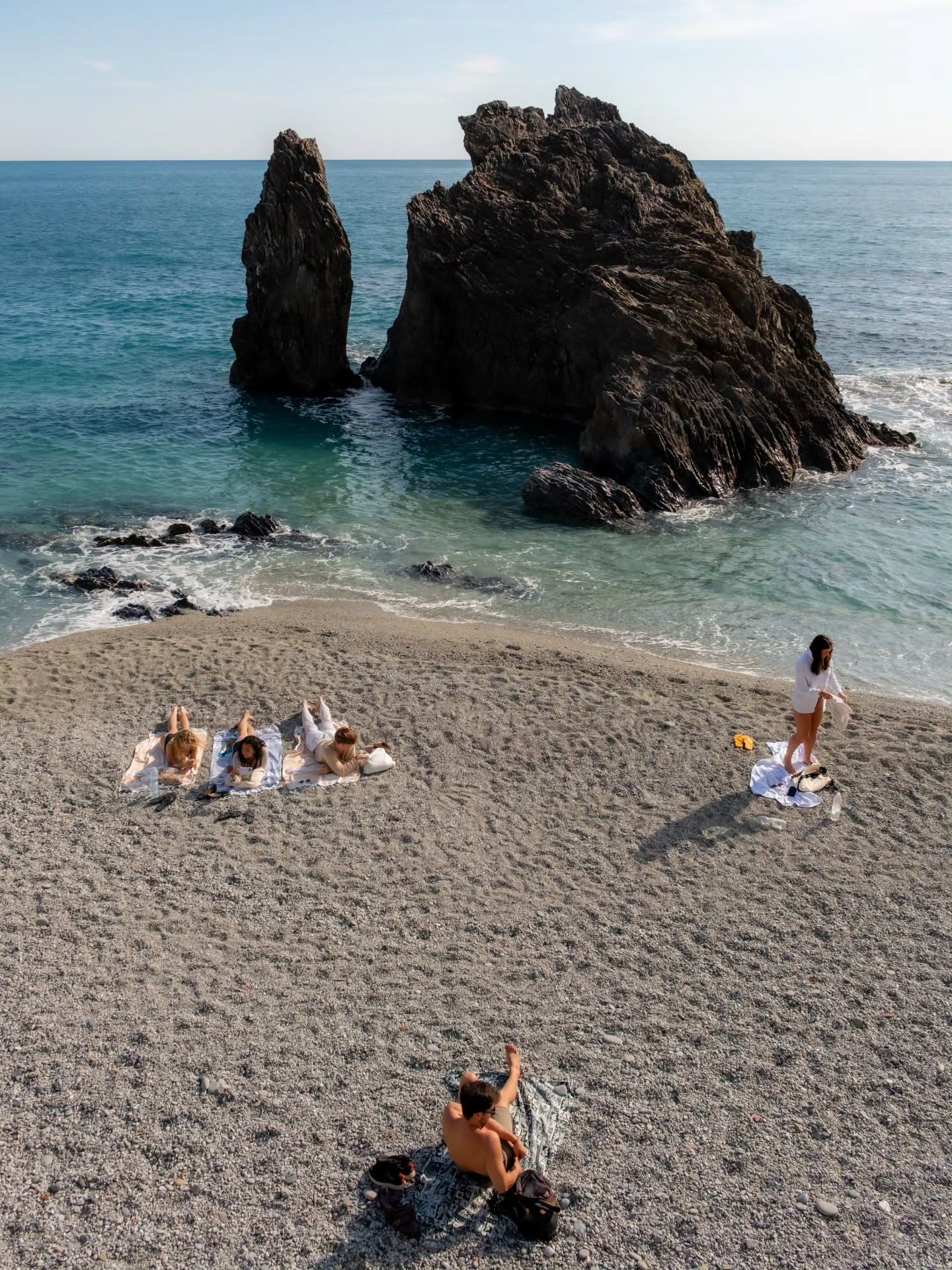 It's the fin de semana in the cinque terre☀️❤️
The personas en la playita and who is muy frío un paseo en parejitas 🌊 y contemplar the azulitos of the agüita 🪼
