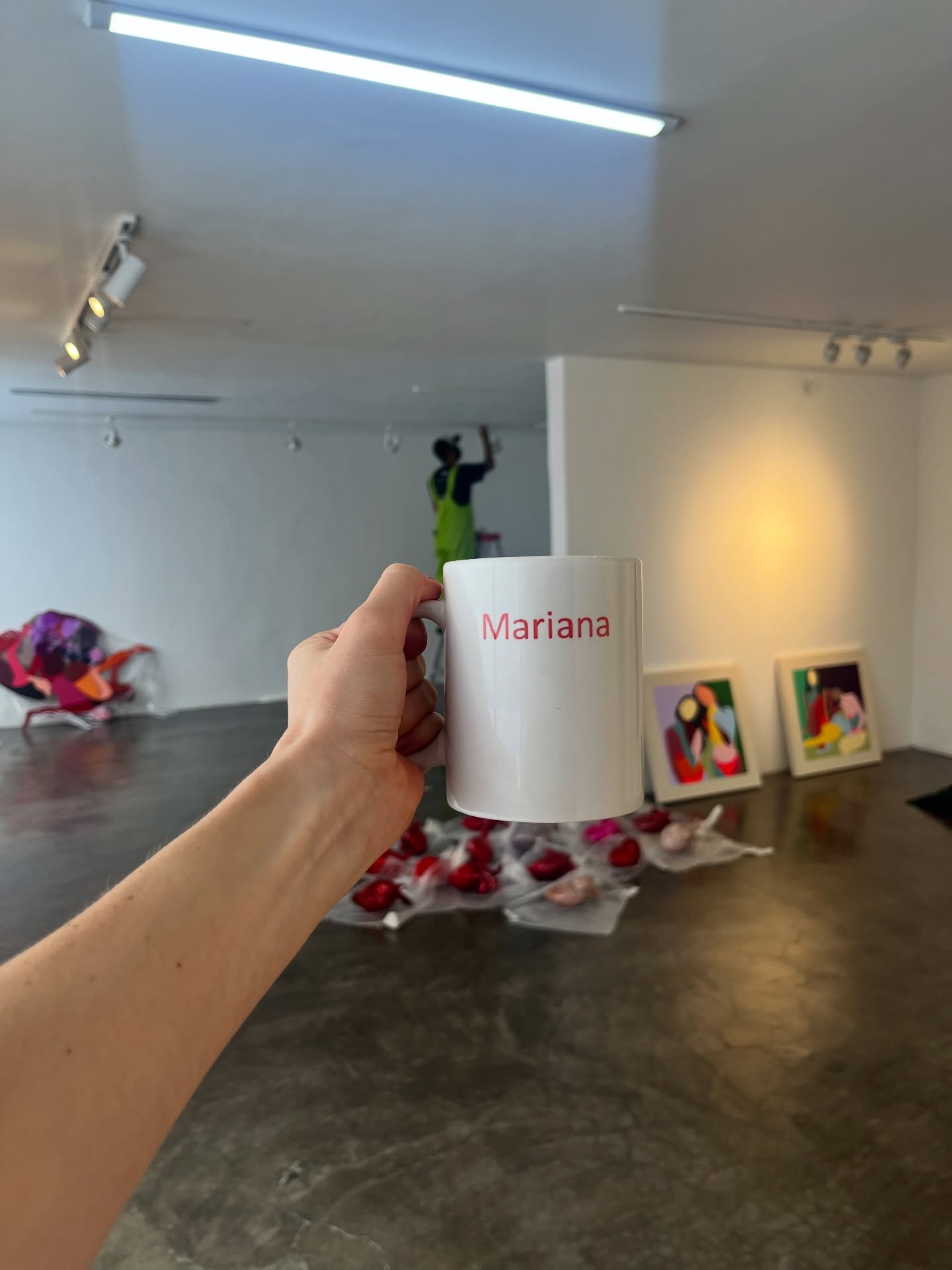 Esta semana estuve haciendo el montaje de mi primera Expo individual en Colombia, Kardía 🫀
La primera foto es demasiado especial, porque fue ahí donde empezó todo! Cuando tenía 23 años aprox, tuve mi primer trabajo como asistente de la galería @otros360, justo la galería donde 13 años después voy a tener uno de los momentos más especiales de mi carrera como artista.
Lo que empezó con mi nombre en un pocillo, hoy es una sala completa llena de mis obras! Hoy es un gran sueño cumplido.
La única certeza que tengo, es que nada se compara con la constancia, con serle fiel a nuestra vision, con nunca rendirse así a veces el camino se sienta lento.
La verdad es que todos los tiempos y todos los ritmos son perfectos! 🫀 como el ritmo de nuestro corazón.
Así que hoy, prepárense para celebrar conmigo el 16 de abril en la gran inauguración!!!! Los y las espero en @otros360