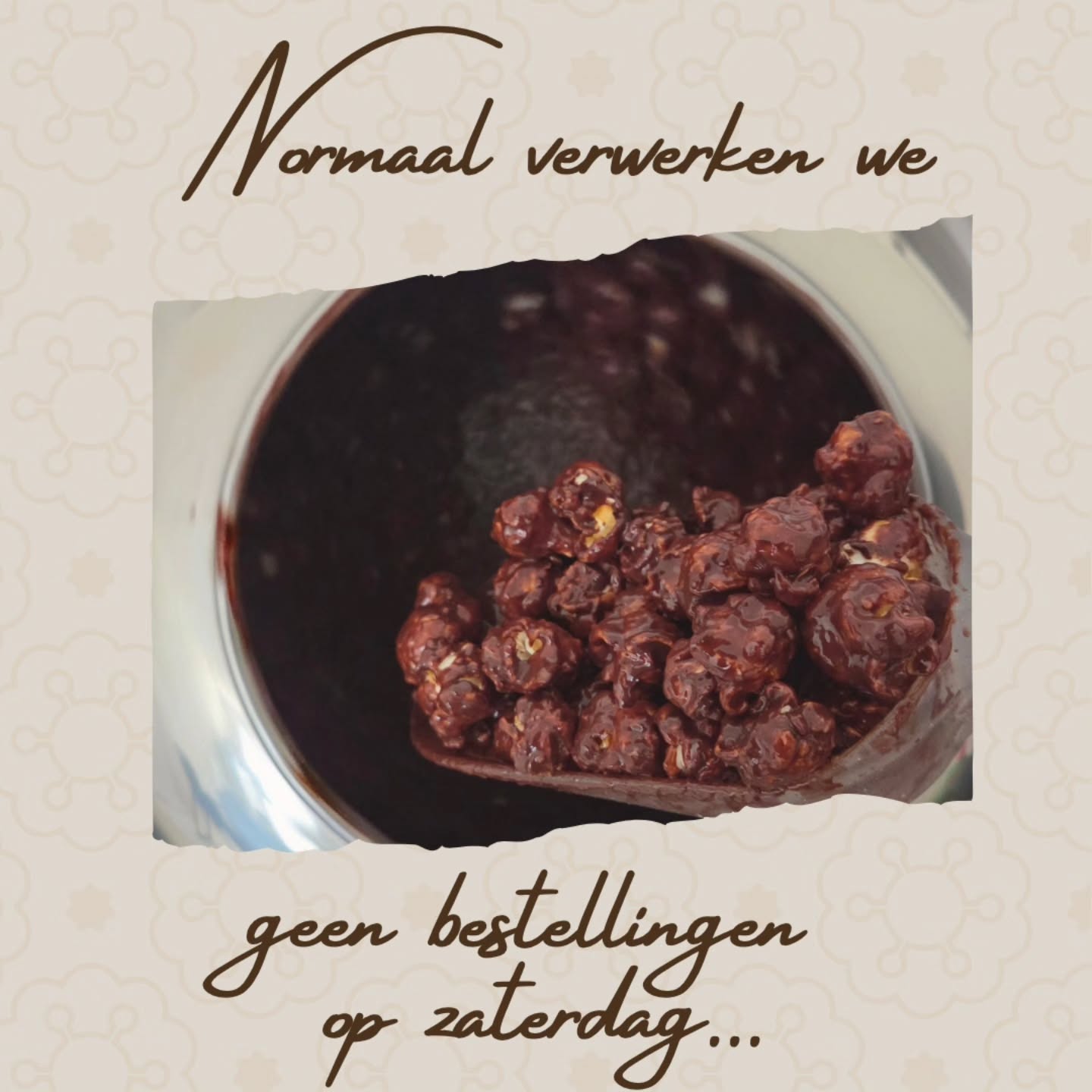 Alle klanten zijn voor mij bijzonder maar sommige klanten zijn soms ook nog extra bijzonder. 🤎
Deze lieve dame bestelt al vanaf het begin elke week hetzelfde bij PopDelicious (ondanks de vele verschillende smaken die wij inmiddels hebben) en hoewel wij normaal op zaterdag geen bestellingen verwerken, maakten we voor haar heel graag een uitzondering...
Ze bestelde (zoals gewoonlijk) 2 zakken Dark Nougatine en een zakje RainbowPops, omdat haar kleinkinderen vandaag langskwamen, kon ik het gelukkig persoonlijk afleveren, zodat ze er samen op tijd van konden genieten. 🍿✨
Dát is voor mij ook PopDelicious: niet alleen iets lekkers maken, maar soms ook nét dat beetje extra persoonlijke service bieden. 🤎