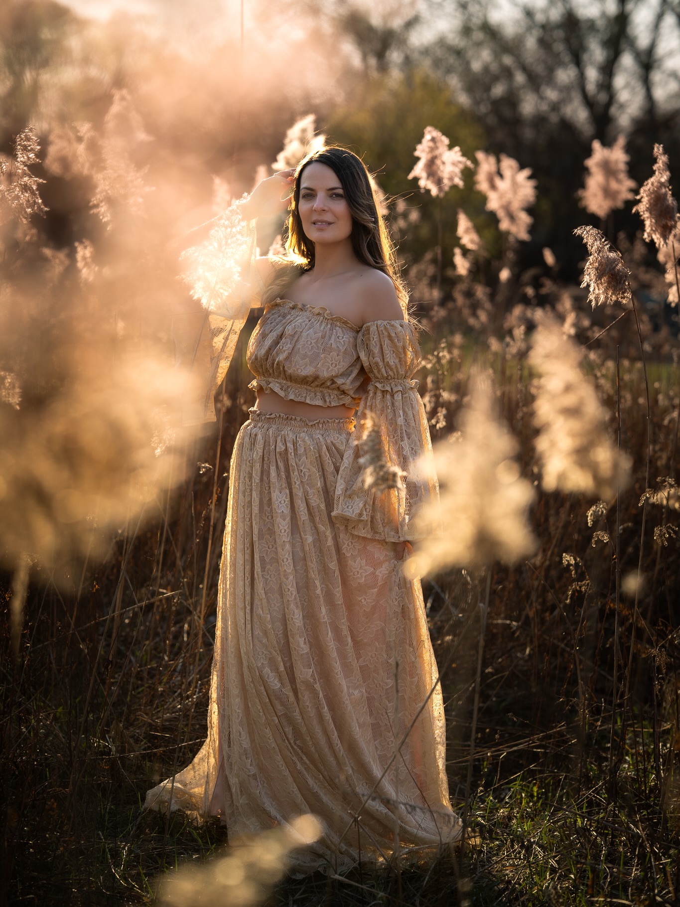 I feel so lucky to have a forest just a short walk from our home. In the heart of it, little deer wander quietly, a gentle stream keeps flowing, hay bales rest softly in the fields, and the trees are just starting to bloom. It’s such a magical little world—and now you get to see a piece of it too ✨
Also, the two-piece lace set I’m wearing in the photos is finally available in the webshop 🤍
📸 special thanks for the photos to my dear husband @sunsetpixels
#edendresses #2piecesets #maternitystyle #clientclosetdress