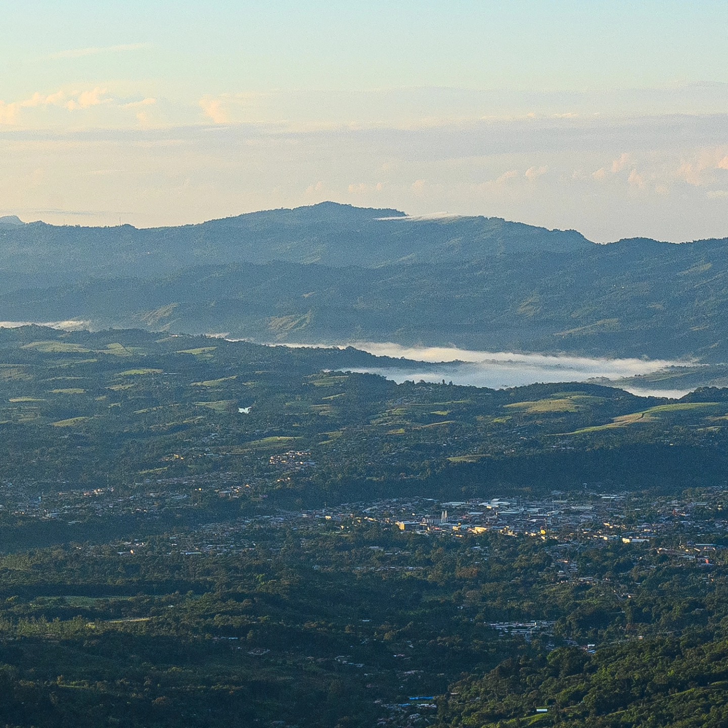 ¡Feliz Año 2024! Hoy en la mañana tomé esta rumbo a San José, desde Pérez Zeledón.
.
#2024 #happynewyear #photography #landscapephotography #fotografiadepaisaje #pz #perezzeledon #cerrobellavista #nikon #nikonz #nikonphotography #nikonshooter #sunrise #sunrisephotography #amanecer
