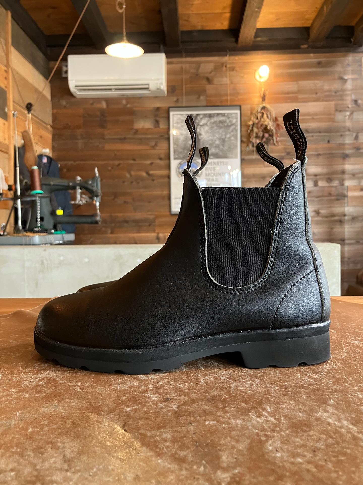 Blundstone
・オールソール交換
スポンジウェルト
SVIG SU617
ありがとうございます。
ーーーーーーーーーーーーーーーーーーーーーー
当店は宅配修理依頼も承ります。まずはお気軽にお問い合わせ下さい。注)当方フォロー外からのDMはリクエストとして受信されますが、アプリの仕様上プッシュ通知されず見落として返信が遅れる場合があります。お急ぎの方はメールもしくは電話でお問い合わせ下さい。
KADO shoe repair & crafts
新潟県新潟市中央区沼垂東3-1-16
TEL 025-256-8014
E-MAIL info@nuttari4kado.com
#靴修理 #シューリペア #shoerepair #cobbler #靴磨き 靴 革靴 ブーツ スニーカー ソールスワップ サンダル 鞄 カバン バッグ 修理 新潟 新潟市 沼垂 沼垂テラス 沼垂テラス商店街 沼垂四ツ角 レンタルスペース
