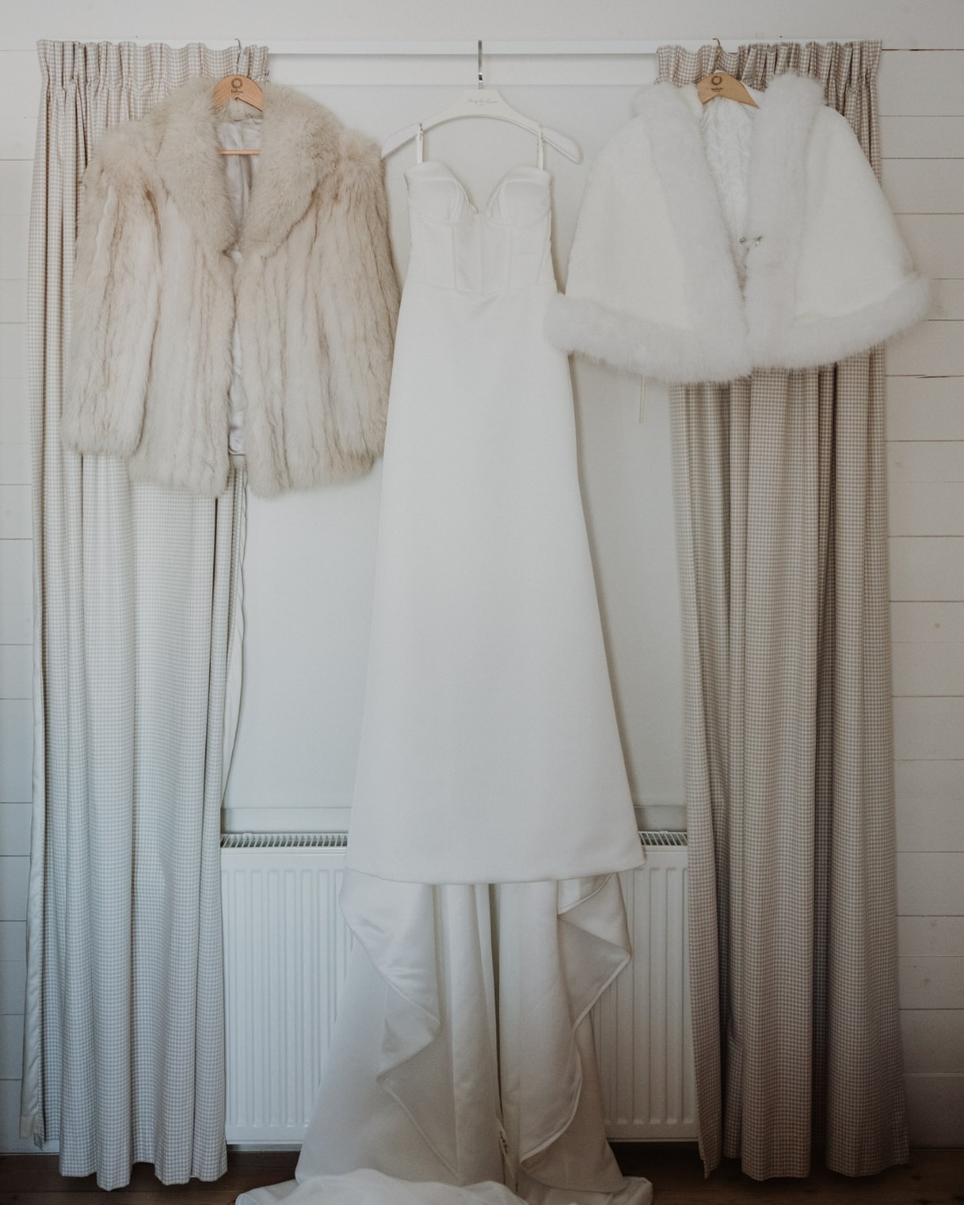 Förberedelser med sitt gäng! Det är verkligen så fint att ha bilder från första delen av bröllopsdagen också och få hela sin bröllopsdag berättad genom bilderna 😍 Det är alltid så himla pirrigt och fnissigt och förväntansfullt och mysigt och allt sånt som gör en glad!
Ät en mysig frukost tillsammans med kompisarna, skåla i bubbel (eller bärs om det är att föredra), spela peppig musik, piffa er och till sist ta på klänningen eller kostymen för att gå och freaking gifta sig! Helt underbart 😍🥳
Om ni har valt att föreviga förberedelserna så finns det några saker som är bra att tänka på för att bilderna ska bli så bra som möjligt. Självklart anpassas fotograferingen efter er och era önskemål, men här kommer några tips som ger bilderna det där lilla extra!
↠ Välj om möjligt ett stort och ljust rum med mycket ljusinsläpp och neutrala färger.
↠ Håll gärna till nära varandra även om ni är i varsitt rum, så är det enklare att springa mellan och få bilder från er båda.
↠ Samla ihop alla trycksaker och fina detaljer som smycken, skor och parfym så kan ni få några fina bilder på det.
↠ När ni blir fixade är det extra fint om ni har på er enfärgade kläder i neutrala färger, badrock eller kimono. Om brudtärnorna ska hjälpa till att ta på klänningen eller marskalkarna ska fixa till flugan eller kavajen är det bra om de redan är ombytta och klara eller har på sig något matchande, till exempel kimonos eller badrockar.
↠ Om det är jag som är er fotograf så säger jag till om jag vill att ni ska göra något annorlunda, titta åt något håll eller stå på ett visst sätt. Annars gör ni bara det ni känner för och är er själva så fångar jag det naturliga och fina.
↠ Annat att tänka på för er egen skull: ta det lugnt och stressa inte, börja hellre tidigare så att ni kan ta det lugnt innan allt drar igång, drick bubbel (och vatten såklart!), spela favoritmusiken för att komma i stämning, ät ordentligt, ha roligt och kom ihåg att ta in allt det fantastiska som händer!