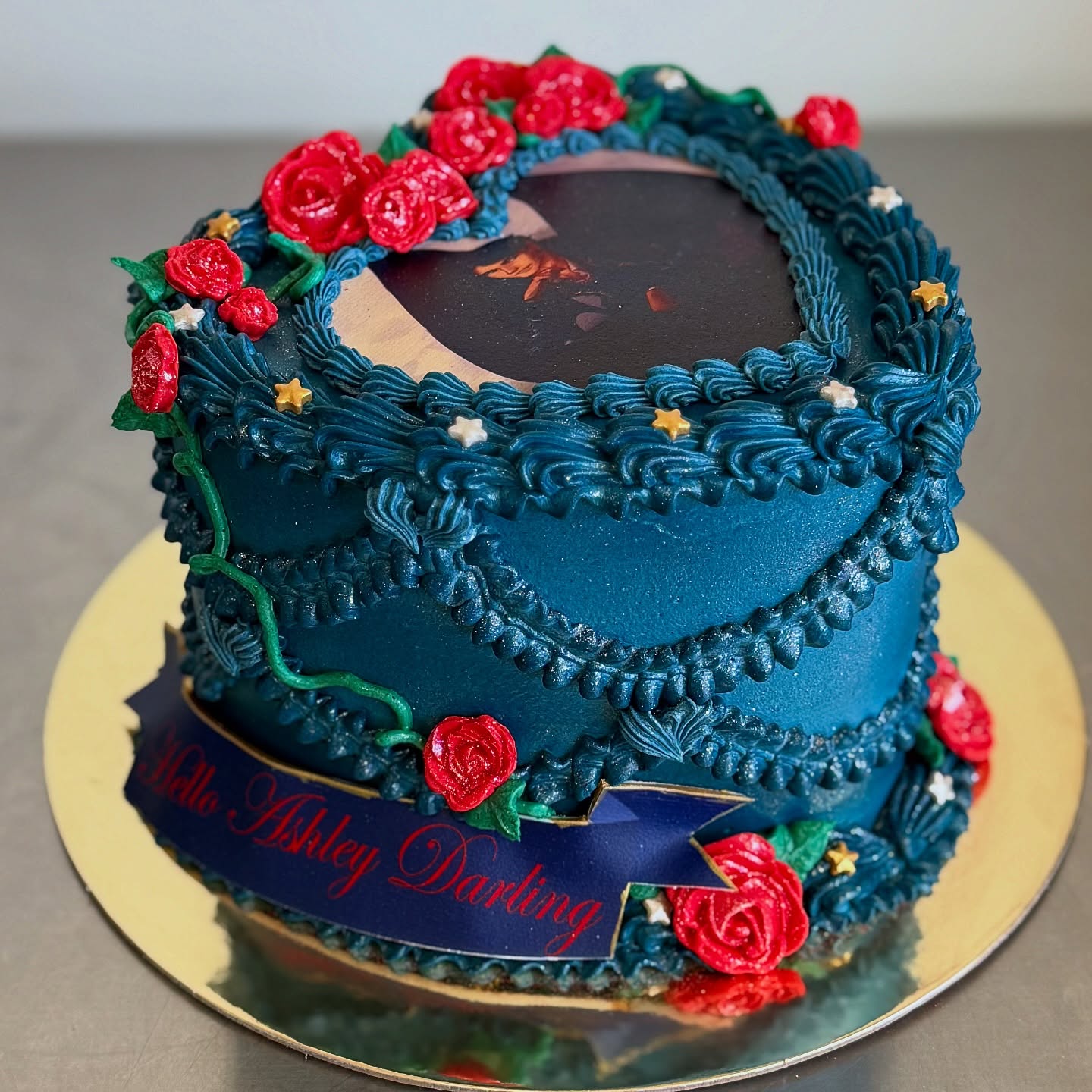 βHello Ashley Darlingβ¦β
#bachelorette #cake #abookofthornsandroses themed π€πΉππ§π»ββοΈ FrolicAndFollyLV.com
β’
β’
#vegan #bakery