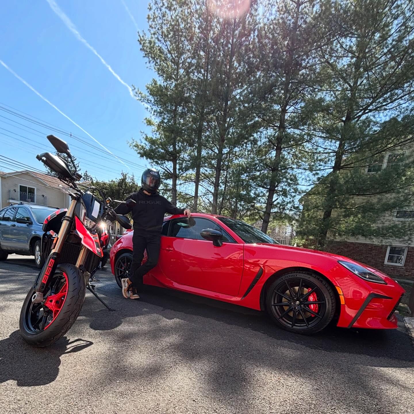 Life is easy, enjoy the ride!
Is it 2 wheels or 4 wheels type of vibes for today?
🤔🚗🏍️😜
#toyota #gr86 #ducati #hypermono #vibes