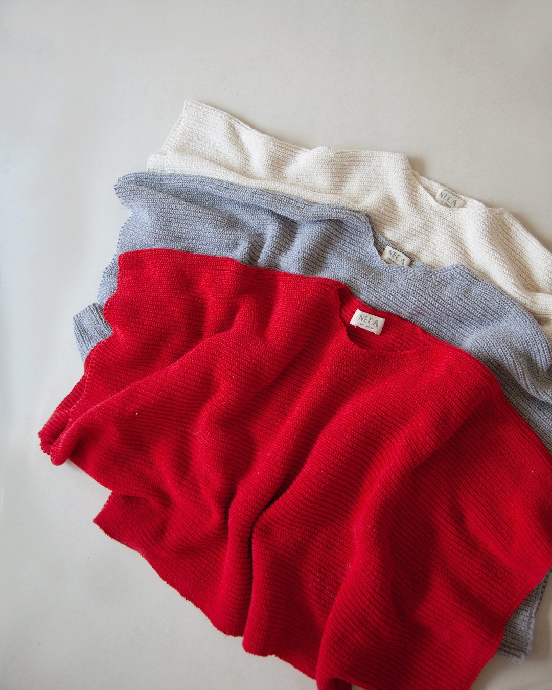 O outono chegou (pelo menos no calendário). E com ele fica oficialmente aberta a temporada de Blusa Maria! Assim, para vocês se prepararem pros dias mais frios, a partir de hoje, disponibilizamos o cupom MARIA45DIAS. Com ele você compra sua Blusa Maria com 20% de desconto e nós entregamos ela para você em até 45 dias corridos! Você já garante sua blusa com preço em conta e nós produzimos ela com calma e tempo para entregar para você.
Tem oportunidade melhor?