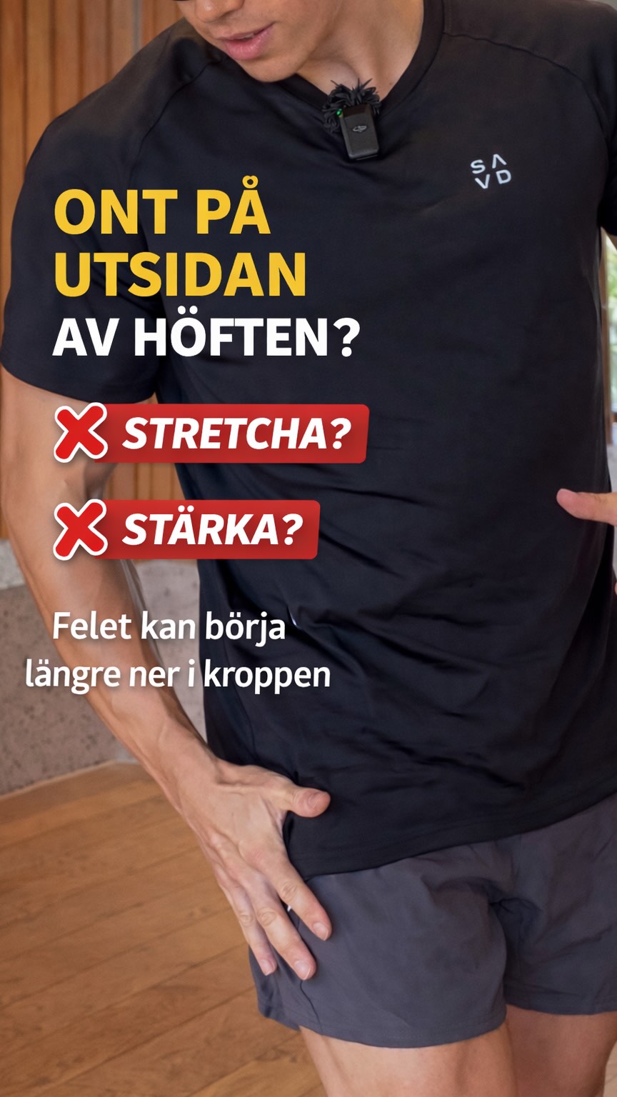 Smärta på utsidan av höften handlar ofta om mer än bara höften.
När det värker på utsidan av höften, det som många beskriver som trokanterit-symptom, är det väldigt vanligt att man börjar behandla exakt där det gör ont.
Man stretchar området, masserar, eller lägger in övningar för att stärka höften direkt..
Det kan ibland kännas logiskt.
Men ofta är det inte där problemet börjar.
Det jag ofta ser är att området på utsidan av höften har fått jobba för mycket under lång tid eftersom kroppen inte belastar och stabiliserar sig optimalt längre nerifrån och inifrån.
Den sidan som gör ont har ofta också en fot som pekar mer utåt, sämre stabilitet genom benet och svagare kontakt med de djupa hållningsmuskler som egentligen ska hjälpa till att bära upp kroppen.
När de musklerna inte gör sitt jobb som de ska, behöver andra ta över.
Och då ser man ofta att utsidan av höften får kompensera mer än den borde.
Det är därför det inte alltid räcker att bara gå direkt på det smärtande området.
För även om du tillfälligt kan lindra symptomen, så förändrar du inte nödvändigtvis det belastningsmönster som skapade problemet från början.
Det betyder inte att området på utsidan av höften är oviktigt.
Men det betyder ofta att man behöver förstå varför det området blivit överbelastat, istället för att bara försöka få det att släppa.
Målet borde därför inte bara vara att minska smärtan lokalt, utan att hjälpa kroppen att börja fördela belastningen bättre igen.
Det är ofta där den verkliga förändringen börjar.
Skriv ”HÖFT” om du vill att jag gör fler inlägg om hur detta hänger ihop med fot, bäcken och hållning 👇🏻
#smärtfri #höft #hållning #högpresterare #prestera #styrkainifrån #hälsa #hälsaärförutsättningen #höftsmärta #trochanterit #träning