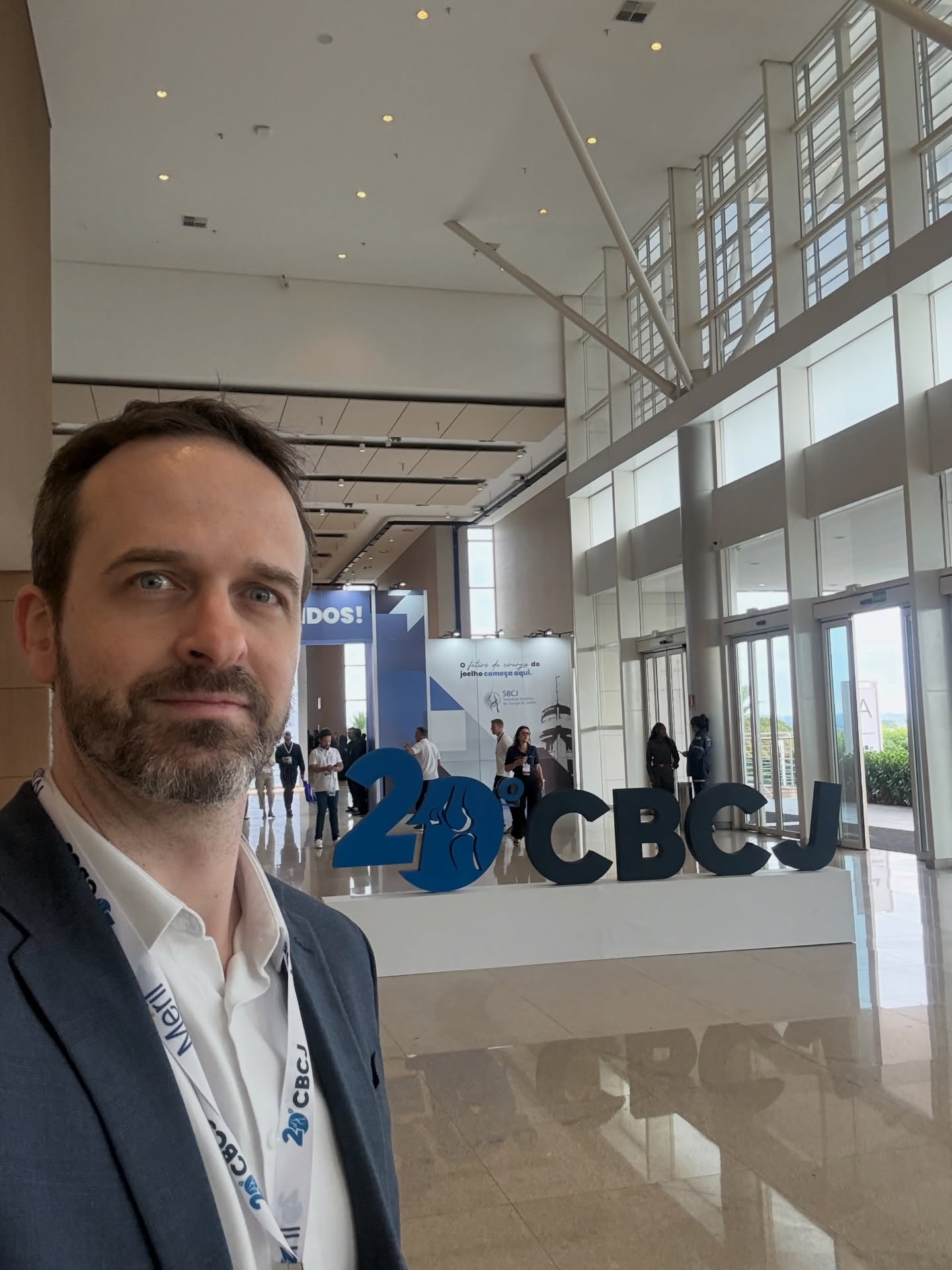 Finalizando hoje o Congresso Brasileiro de Cirurgia do Joelho, em Campinas.
Foram dias muito produtivos de atualização, com diversas novidades e discussões relevantes — desde avanços no tratamento das lesões ligamentares, de cartilagem e meniscos, até o papel crescente das terapias biológicas nas lesões degenerativas.
Destaque especial para a excelente aula do professor David Dejour, trazendo a atualização de uma classificação clássica para as alterações femoropatelares — conteúdo de altíssimo nível.
Além do aprendizado, foi também um ótimo momento para reencontrar grandes amigos e trocar experiências.
Parabéns, @sbcjbrasil, pelo excelente evento e nos vemos em 2028.
Seguimos em constante evolução, sempre em busca do melhor para nossos pacientes.
Dr. Daniel Hidalgo - Médico Ortopedista
CRM-SP 137.057 | RQE 41.112
Membro da Sociedade Brasileira de Ortopedia e Traumatologia (SBOT)
Membro da Sociedade Brasileira de Cirurgia do Joelho (SBCJ)
Membro da Sociedade Médica Brasileira de Tratamento por Ondas de Choque (SMBTOC)