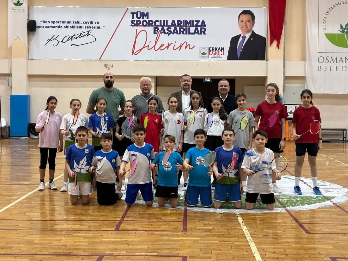 Amasya’da düzenlenen 13 Yaş Altı Türkiye Badminton Şampiyonası’nda 1 altın ve 2 gümüş madalya kazanarak büyük bir başarıya imza atan, aynı zamanda kul… Amasya’da düzenlenen 13 Yaş Altı Türkiye Badminton Şampiyonası’nda 1 altın ve 2 gümüş madalya kazanarak büyük bir başarıya imza atan, aynı zamanda kul…