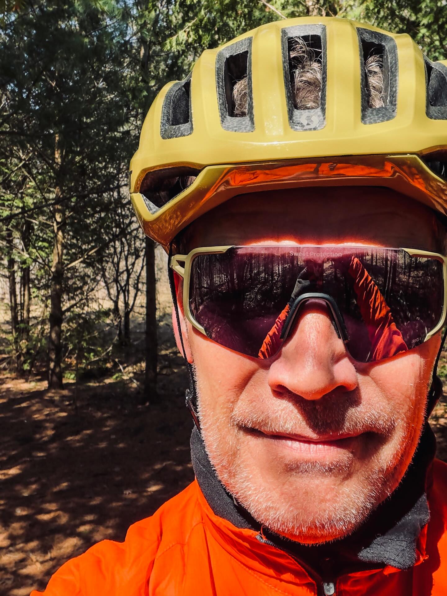 Yaay!! … Så lykkedes det endelig at komme ud på cyklen. Havde helt glemt hvor meget jeg savnede det. Og med høj sol og plus 8 grader var der ingen vej udenom.
Cyklede via Breithaupt Park, hvor jeg scoutede spor til fods igår, og via den lille Springwood Park, hvor der findes et mindesmærke over William Lyon Mackenzie King, som var Canadas premierminister fra 1921 til 1948, dog med en pause fra 1930-35. Han blev født i Berlin (nu Kitchener) i 1874.
Herfra videre ud til Grand River, og fulgte floden nogle kilometer nordpå til Bechtel Park, hvor min ruteplanlægning begyndte at gå galt. Ifølge kortene skulle der være adskillelige stier ind til naturområdet, men alle veje jeg forsøgte endte blindt eller med ordene ‘No trespassing’. Efter en halv times søgen måtte jeg cykle halvvejs rundt om området for endelig at finde en vej ind.
Parken er dog ret uinteressant rent cykelmæssigt, særligt på denne årstid hvor det lavtliggende område er ganske vådt og mudret. Men det er jo en evigt tilbagevendende del af MTB-sporten 😅
Tilbage på mere civiliseret underlag, fulgte jeg Laurel Trail, som følger floden Laurel Creek hele vejen tilbage til Waterloo, hvor den løber sammen med Spurline Trail, som fører hjem til sofaen.
Jeg er imponeret over det veludbyggede system af cykel- og vandrestier som Kitchener-Waterloo har. Det er virkelig fantastisk - så Canada er bestemt et cykelvenligt land, så længe man holder sig væk fra biltrafikken. Og som alle steder i Canada er skiltningen omfattende, og ofte meget udførlig og præcis.
Dejligt at være tilbage i sadlen i dette storslåede land ♥️🇨🇦🚴♂️
#mtb #bikingcanada #ontario #kitchener #trails