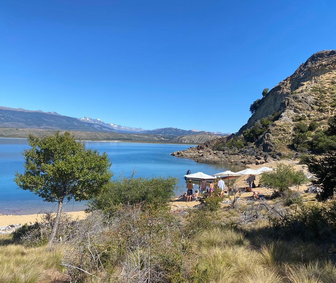 Días de sol en el Lago. Acompañados de una gran familia. Huéspedes que disfrutaron el calor del hogar de una casa familiar. Cabalgatas por la Estancia, asados, buena mesa y vida de lago en la Isla de al frente. Un regalo venir de la ciudad para pasar tiempo juntos.
Grazie per la bella compagnia! Siete una famiglia meravigliosa. @andres_besomi @viviabenini @laviniamatteucci
Sunny days at the Lake, accompanied by a beatifull family. Guests enjoyed the warmth of a family home. Horseback riding at the Estancia, barbecues, delicious meals, and lake life on the island across the way. A gift to come from the city to spend time together.
Grazie per la bella compagnia! Siete una famiglia meravigliosa.