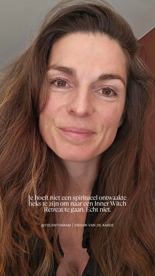 :》》Maar ben ik hier wel klaar voor? Je komt er op één manier achter...
Is dit wel echt iets voor mij?
Met eigenlijk alles wat ik aanbied kan ik je één ding zeggen: luister naar je eerste gevoel. Je intuïtie. Je lichaam die ergens enthousiast van wordt. Je hart die een sprongetje maakt.
Vaak is dat eerste gevoel je antwoord.
Daarna komt dat vervelende stemmetje die je twijfel en angst inspreekt.
Zo vervelend dat stemmetje 😏...
Maar die is er ook niet voor niks, die wil je ergens beschermen voor het onbekende...
Je hoeft geen spirituele doorontwikkelde vrouw te zijn of bezig te zijn met witchcraft.
Nee. Alsjeblieft niet.
Het Inner Witch retreats gaat echt over de "gewone" vrouw die voelt dat ze niet gewoon wil zijn ;)..
Die voelt dat er meer in haar leeft.
En... die graag thuis willen komen in die versie van haar die met kracht en liefde in haar eigen lichaam en in het leven staat.
De vrouw die stopt met de maskers te dragen en voor zichzelf kiest.
Alles vanuit Vrouw van de Aarde is voor iedere vrouw (tenzij het anders wordt vermeld) die zich aangesproken voelt.
En bij twijfel raadt ik je vooral aan om een vrijblijvende Afstemmingssessie met mij te plannen. Dan voel ik met je mee en krijg je vrijblijvend advies.