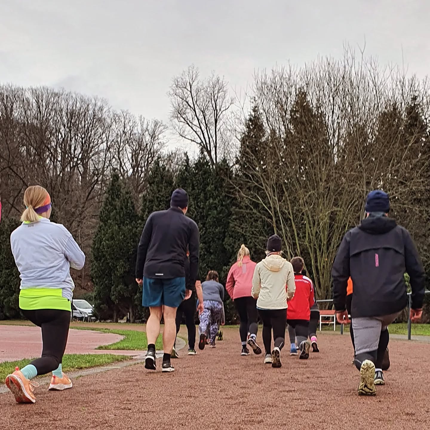 Wow! Schon wieder zu Ende - 2023
... dieses Jahr haben wir ordentlich abgeliefert!
Natürlich heute eine Runde 400m Ausfallschritte, sprich 300 Stück. Aber auch sonst:
Unsere Halbmarathonies sind super schnell über die 21km geflitzt.
Unser Sommerfest bei dem wir weltmeisterlich Beachvolleyball gespielt haben ;).
Das 24h Rennradrennen auf dem Nürburgring war der Knaller und haben alle als Team geschafft.
Die kreativen Umsetzungen der Weihnachtschallenge!
Die vielen, im Dauerregen, durchgezogenen Trainings im Winter. Somit geht das "Wow!" An euch!
Ich möchte mich für die rege Teilnahme bei euch bedanken. Außerdem beim @dsd_deinklub das wir Mittwochs dort Trainieren können. Beim DTV für den wunderschönen Sportplatz. Bei @egym.wellpass und @urbansportsclub für die Kooperation. Und natürlich ganz ganz ganz besonders bei den tollen Trainerinnen @katrinpodewils @valerievalera94 @ Lena Wolters
Bis zum neuen Jahr 2024, mit vielen tollen Events und spannenden Begegnungen. LG Naturathleten
#sportdraußen #Outdoor-Training #Düsseldorf #fitnessdüsseldorf #fitnessindüsseldorf #fitwerden #gruppentraining #vereinsgefühl #team2023 #team2024
#speckwegtraining #neustart2024 #2024 #Training2024 #Fitnessübungen #personaltrainingdüsseldorf #Personaltraining