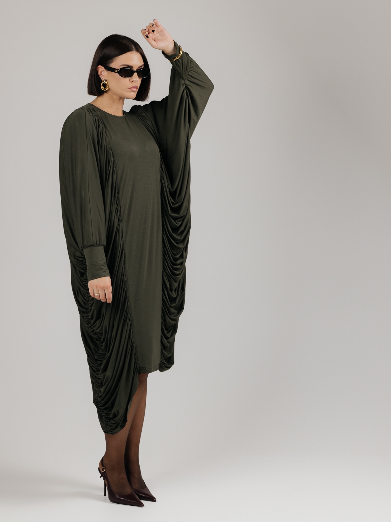 DRAPE suknelės yra absoliučiai ypatingos! 🌪️
Nepaisant to, kad suknelėje slepiasi NET 6 METRAI medžiagos, ji yra lengva ir priglunda tarsi antra oda.
Išskirtinis dizainas, skirtas išskirtinėms moterims - būti pastebėtoms, būti pamatytoms, būti prisimintoms ☝️
Vienas mylimiausių dalykų apie šias sukneles yra tai, kad jos itin gerai maskuoja blauzdas. Kas sekate PÙPLA ilgą laiką žinote mano kompleksą - aš labai vengiu nešioti šortus ir sukneles, kurios atidengia blauzdas, nes jos pas mane neproporcingai stambios ir visiškai neprideda įvaizdžiui lengvumo 😬
Tačiau šios suknelės kraštai krenta ant blauzdų kraštų ir vizualiai jas lieknina, kas man pasirodė tiesiog nuostabus sprendimas moterims, kurios turi panašių problemų 🥹
Žiūrint į patį suknelės modelį, jis labai tinkamas didesniems dydžiams, nes ji savyje turi labai labai labai daug laisvės. Tik po ja nepamirškite vilkėti formuojančių apatinių! Nors aš negaliu skųstis savo figūra, tačiau fotosesijos metu taip pat juos vilkėjau, nes jie tiesiog sustato viską į reikiamas vietas ir „nublurina“ kūno linijas tarsi kokia programėlė 🙂↔️
Už drąsą išsiskirti ir lepinti save drabužiais, kurie puošia! 💋