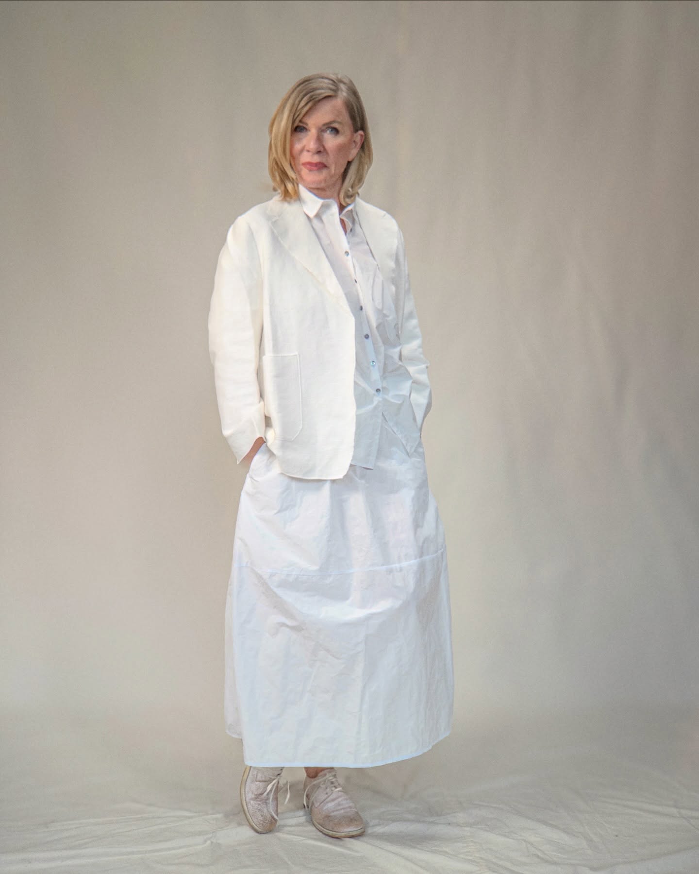 WHITE…
Wenn wir die drei Grundfarben Rot, Grün und Blau mischen, dann entsteht sie, die Farbe Weiß.
Weiß wie Schnee.
Weiß wie ein unbeschriebenes Blatt Papier.
Weiß wie ein Glas kühle, frische Milch.
Weiß wie…
Ihrer Fantasie sind keine Grenzen gesetzt!
📷 Jörg Kessel @seed.digital.vision
#white #weiß #ootd #look #fashion