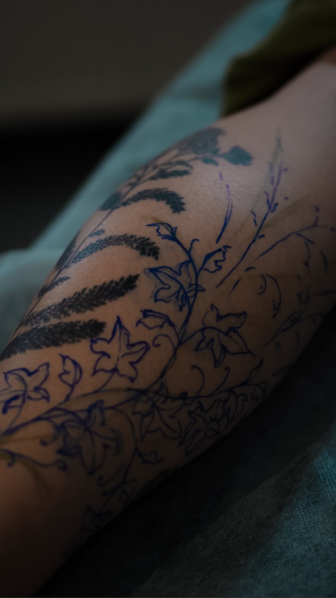 Nejde jen o práci rukama.
Každé tetování je kombinací techniky, přemýšlení a citu.
Není to jen řemeslo, je to proces, kde se spojuje zkušenost, kreativita a cit.
Od prvního návrhu až po finální tah je v tom vždycky kus člověka, který ho tvoří.
A právě to dělá z tetování něco víc než jen obrázek na kůži 🖤
🇬🇧
It’s not just about working with your hands.
Every tattoo is a mix of skill, thought, and feeling.
It’s not just a craft, it’s a process where experience, creativity, and emotion come together.
From the first sketch to the final line, there’s always a piece of the artist in it.
And that’s what makes tattooing more than just ink on skin 🖤