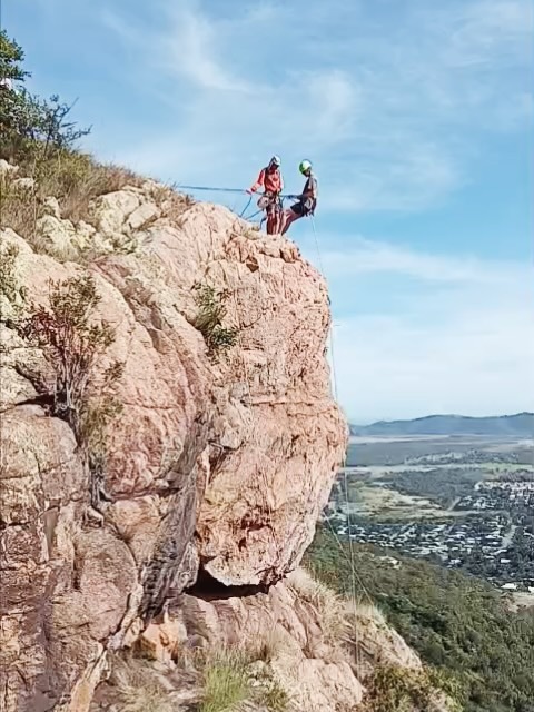 🧗 Check out these views 😀 Abseiling Castle Hill with @tsvhikeandexplore & @kennedyscouts 💪
#tsvhikeandexplore #kennedyregionscouts #townsvilleshines #communityoutdoors #townsville