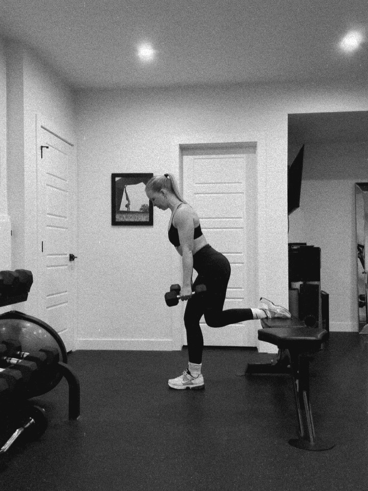 Just a bench & weights today.
And all about the glutes ✔️ 🔥
#athomeworkout #gluteworkoutathome #dumbbellsworkout #benchworkouts #keepitsimple❤️