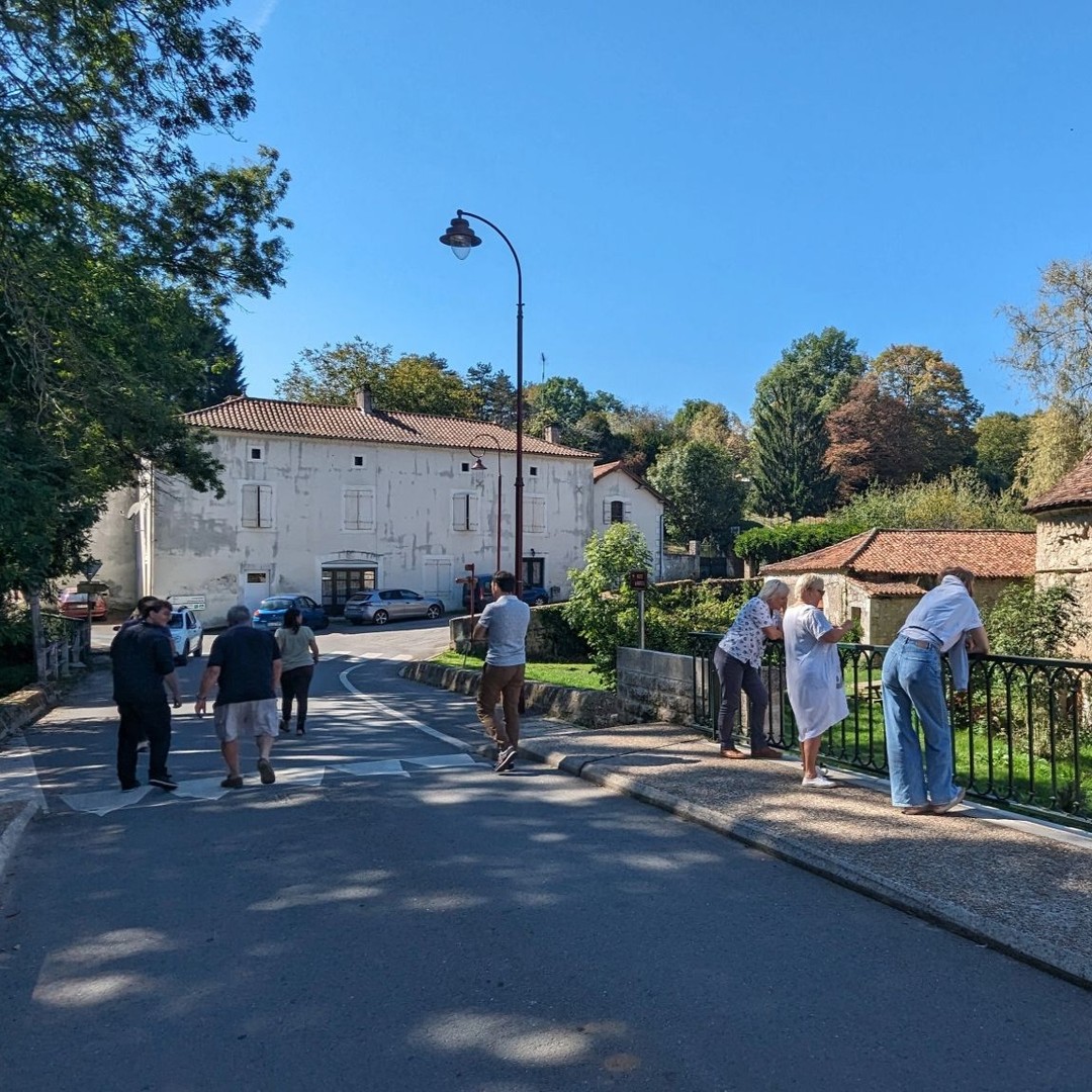 🖼️ Un tour d'horizon du Périgord Nontronnais (dit le "Périgord vert") ? Dans ces magnifiques paysages vallonnés et boisés, les communes portent des projets d'avenir avec la création de la Flow vélo, la revitalisation des centres-bourgs, la mise en valeur de cours d'eau...
🌫️ Cependant, elles font également face à des problématiques sur lesquelles parfois les leviers d'action sont limités tels que l'habitat insalubre et le vieillissement de la population.
🗨️ Arpenter les vallées, de village en village, à la rencontre des élus et techniciens, fait partie intégrante de notre travail. Ces moments forts favorisent la rencontre en confrontant notre vision neutre à une perception beaucoup plus sensible de la réalité du terrain.
📝 Le PLUI-H est à la fois un outil pour conforter les projets en cours, apporter des solutions face à certaines problématiques et rassembler les forces vives du territoire autour d'un projet commun.
Un grand merci pour l'accueil très chaleureux de la communauté de communes du Périgord Nontronnais et des communes visitées 😊🤗
#plu #plui #perigord #dordogne #urbanisme
