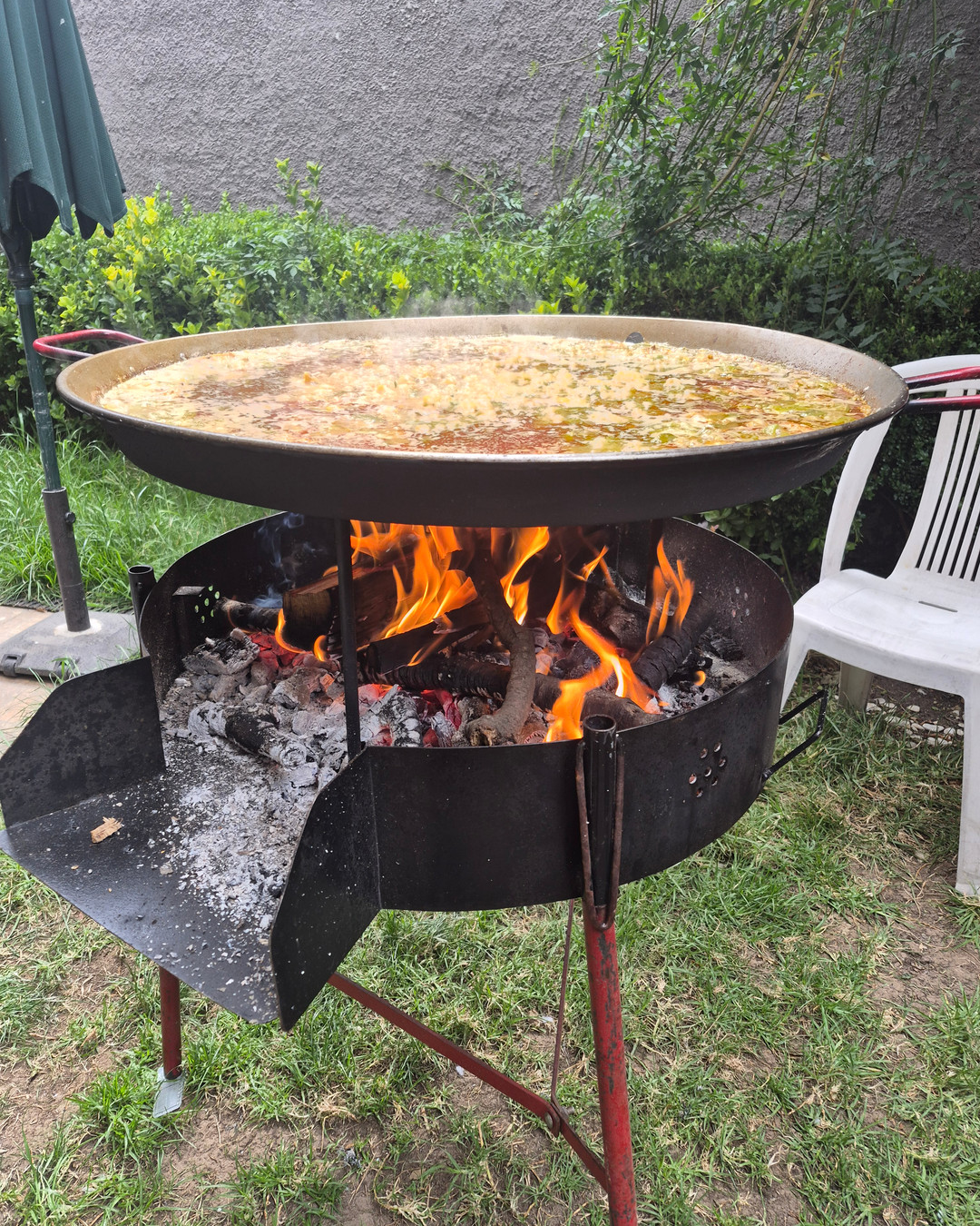 Preparar la paella perfecta empieza antes del fuego. Nosotros nos encargamos de todo para que tú solo disfrutes el momento. 🥘✨
Checklist rápida: espacio libre y ventilado, paellera estable y superficie resistente, acceso a gas o leña, estación de ingredientes organizada, utensilios y platos listos, tiempos de servicio estimados y plan B para imprevistos. Ojo con la distancia entre la mesa y la paellera: que nadie pierda la vista ni la calma.
Consejo Lobito: hay que hacer la mise en place antes de comenzar; así el aroma llega justo cuando quieres que explote la expectativa.
Pero déjanos estos temas a nosotros. Tu solo siente el socarrat, escucha las risas.
¿Listo para ser el anfitrión que todos recuerdan? Comenta qué parte te inquieta y te ayudamos. Link in bio 🔗🔥
#PaellaPerfecta #AnfitrionesMX #EventosConSabor #ArrozLobito #CocinaEnVivo #ConsejosDeCocina #Banquetes #SaborMexicano #ChecklistPaella