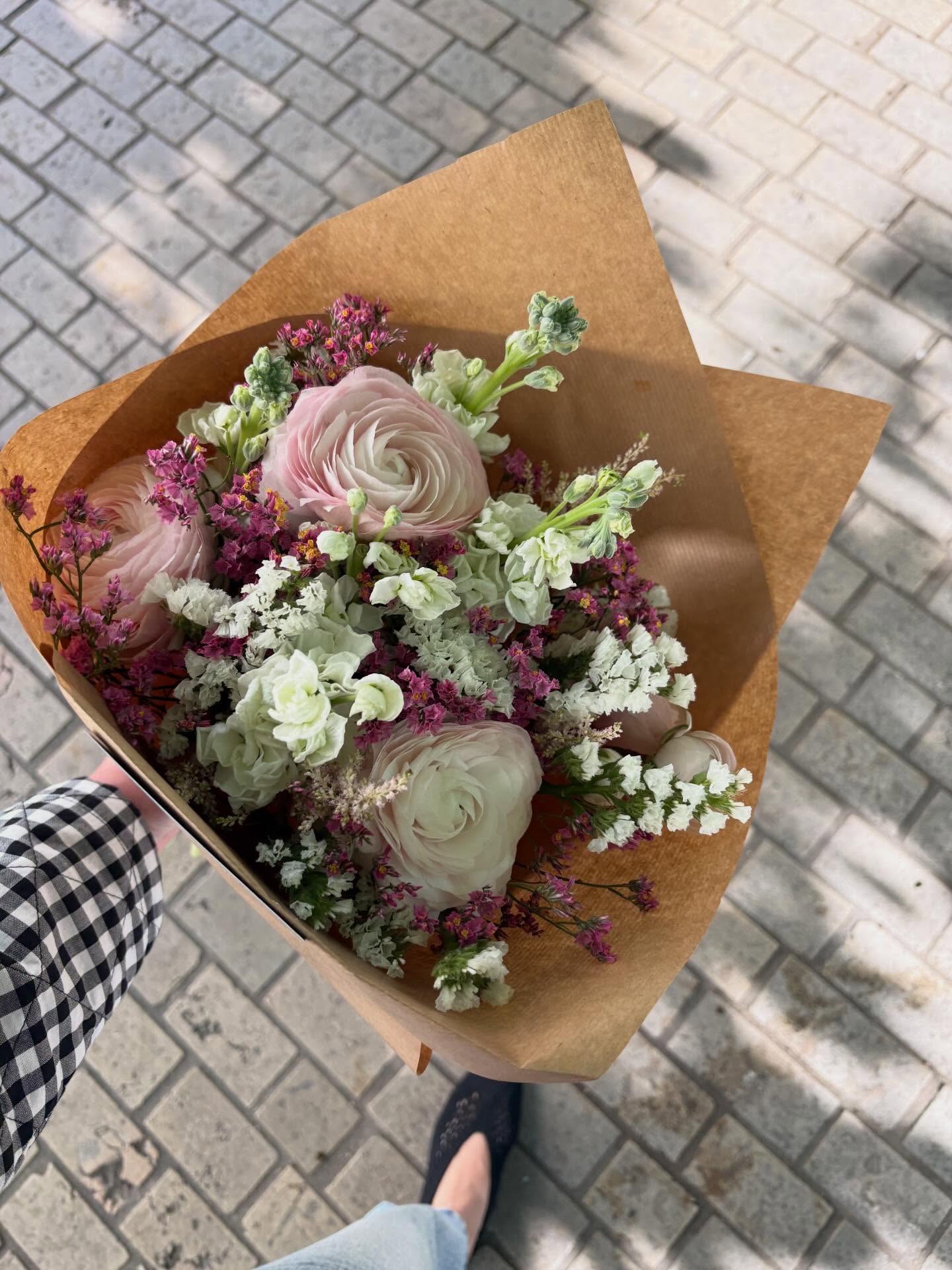 Profitons encore des belles renoncules 💐💐💐
À offrir ou à s’offrir !
Pour rappel la livraison est offerte à Lyon 2.
Des fleurs partout, tout le temps - depuis 2022 •
#fleuristelyon #fleurs #fleurslocales #fleurslocalesetdesaison