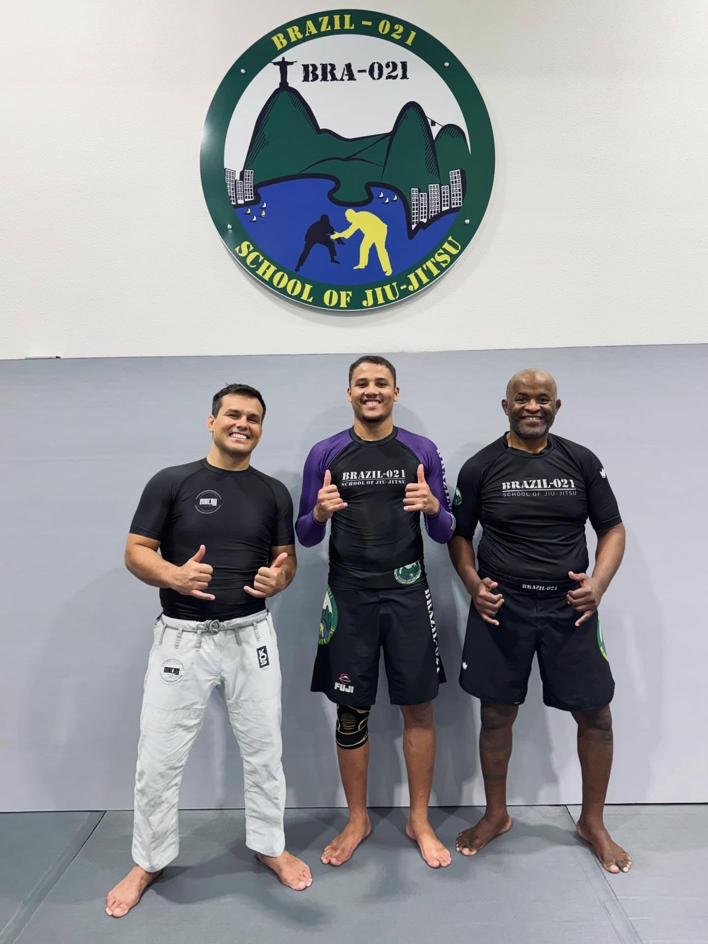 Professor Andre surprised everyone last night for No Gi and tonight we do it again.
Seminar with Professor Andre & Hannette
Starts at 6:00 PM sharp
If you walk in at 6, you’re late.
Please arrive early and ready.
——
O Professor Andre surpreendeu todo mundo ontem à noite no No Gi e hoje fazemos novamente.
Seminário com Professor Andre & Hannette
Começa às 18:00 em ponto
Se você chegar às 18:00, está atrasado.
Por favor, chegue cedo e pronto para treinar.