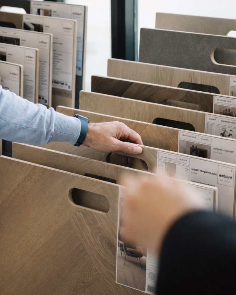In onze showroom vind je een ruim aanbod aan PVC vloeren.
Van rustige houttinten tot uitgesproken patronen, voor elke woonstijl wat wils. Wij helpen je graag met kiezen wat écht bij jouw huis past!