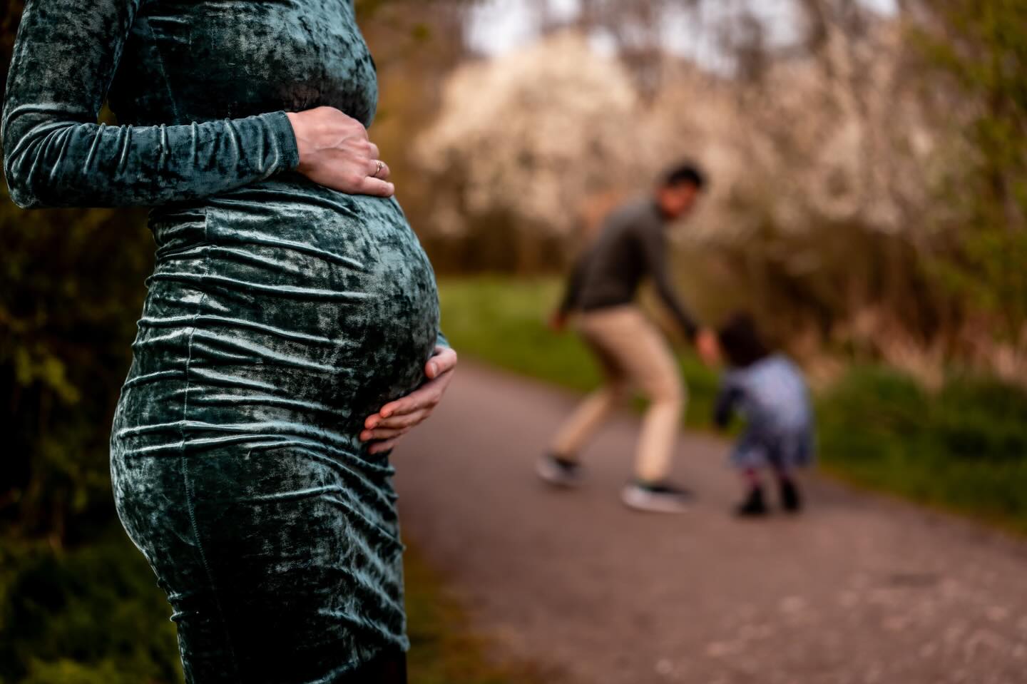 Zwangerschapsupdate🤰🏼! Zo veel mensen vragen hoe het gaat, super lief!
Inmiddels heb ik de 32 wk aangetikt en eigenlijk gaat het best goed. De bekkenklachten zijn stabiel en ik voel mij verder ook oké genoeg om te werken. 21 april heb ik mijn laatste dienst en 7 mei mijn laatste spreekuur. Het is heel leuk om samen met cliënten zwanger te zijn!
Martine heeft haar draai aardig gevonden en Ayse heb ik vandaag tijdens het spreekuur veel uit kunnen leggen. Dus ik kan straks met een gerust hart met verlof. Hoewel je als praktijkhouder nooit helemaal alles kan loslaten 😅. Dat is ook niet erg.
Thuis is de babykamer nagenoeg af, er hoefde ook weinig te gebeuren, want we krijgen opnieuw een dochter 🩷. De box staat in de woonkamer en alles is al gewassen. Zelfs het gedeelte van de vluchtkoffer voor de baby is al klaar. Dan kan ik straks met mijn verlof echt rustig aan doen (soort van met een peuter).
#zwanger #zwangerschap #verloskundige #laatsteloodjes #babyzusje