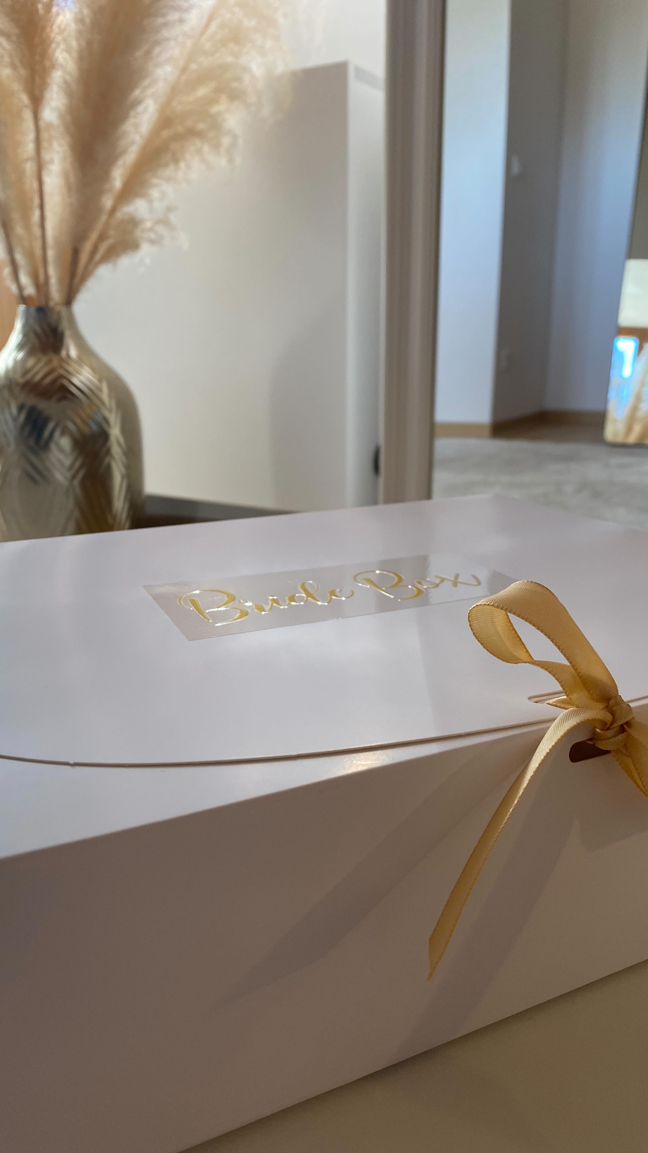 COMING SOON 🤍✨
Wir haben euch zugehört.
Ihr habt es euch so oft gewünscht, uns geschrieben, es immer wieder in Beratungen angesprochen und genau deshalb setzen wir es jetzt um. 🕊️
Wir stecken gerade noch in den letzten Details, feilen am Feinschliff und können es kaum erwarten, es euch endlich zu zeigen.
Bald ist es soweit… stay tuned. ✨
#inweissbrautatelier #comingsoon #bridebox #surprise #bridetobe