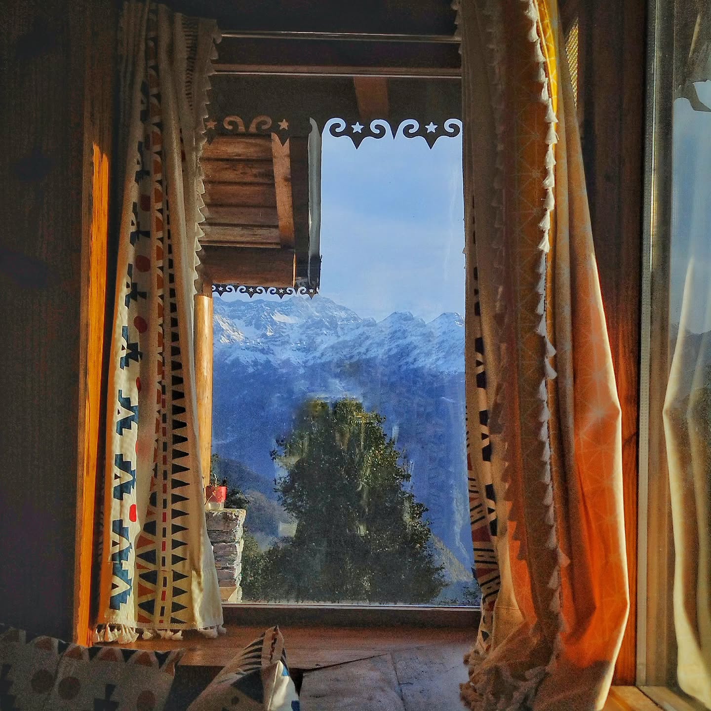 Not just a window... A front-row seat to the Himalayas...
#himalayas #baywindow #viewsfordays #ecoretreat #holiday