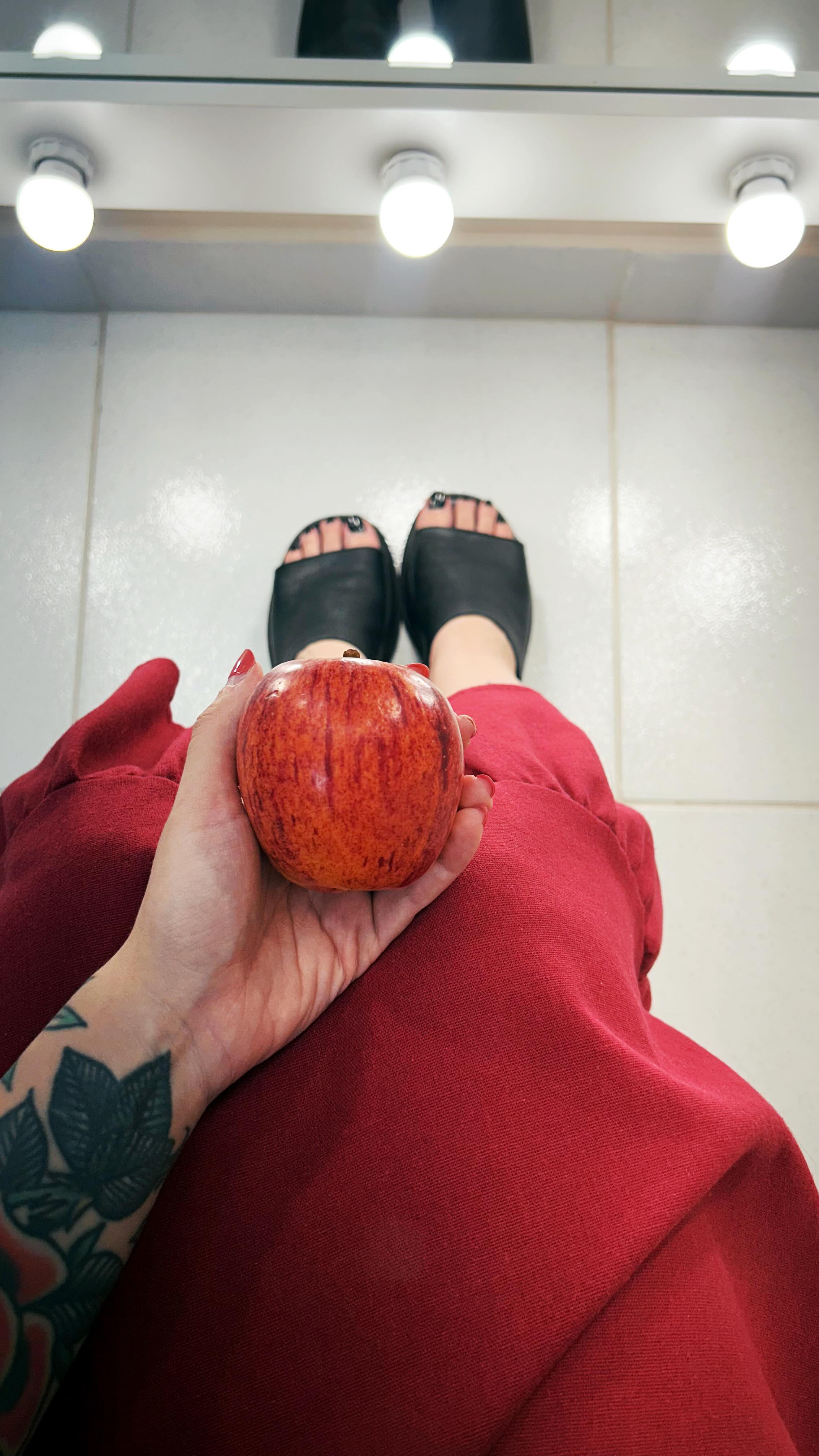Só pra quem pegou a referência 😂🍎
Independente de brincadeiras, mas a imagem sempre teve e sempre vai ter um papel importante em tudo, seja no seu meio profissional ou pessoal. A forma como você se apresenta comunica antes mesmo de você dizer qualquer palavra, e pensar sobre isso não é futilidade ou vaidade, é autoconhecimento, estratégia e posicionamento. Entender o que te valoriza e o que faz sentido dentro dos seus objetivos muda a forma como você se enxerga e como o mundo te percebe!
Se você quer ajuda nesse processo de construção da sua imagem, entre em contato comigo e conheça meus serviços ✨