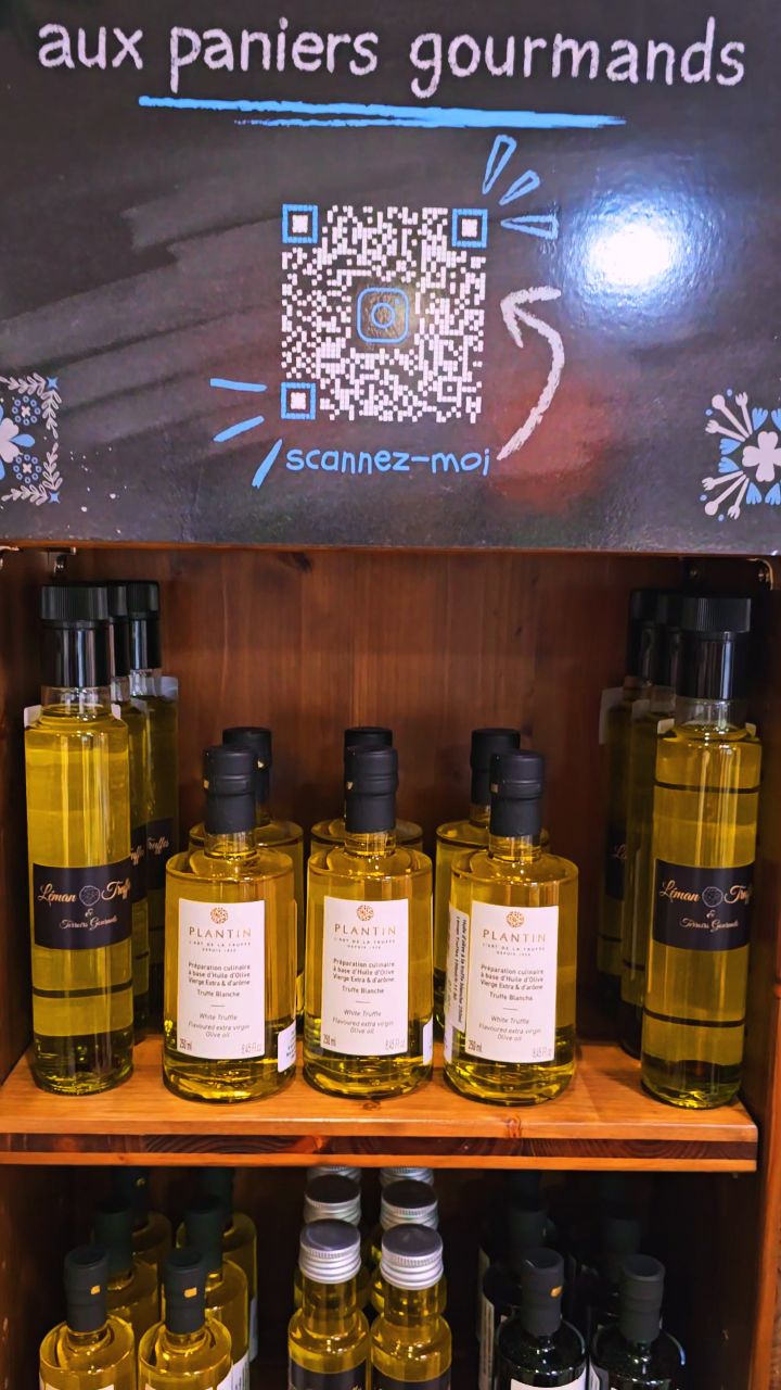 🧺
✨ NOUVEAU ✨️
On accueille Léman Truffes @lemantruffes 🤗
Des produits autour de la truffe, soigneusement sélectionnés pour leur qualité et leur finesse. 😋
Une touche d’élégance, un parfum intense…
La truffe dans ce qu’elle a de plus authentique. 🌟 🍄
À découvrir dès maintenant en boutique 🛍️ 🎁
Passez, sentez, goûtez… et laissez-vous surprendre.
👃👅🤩
#auxpaniersgourmands #lemantruffes #terroir #neuchatel🇨🇭
🎨 @ml_production_1