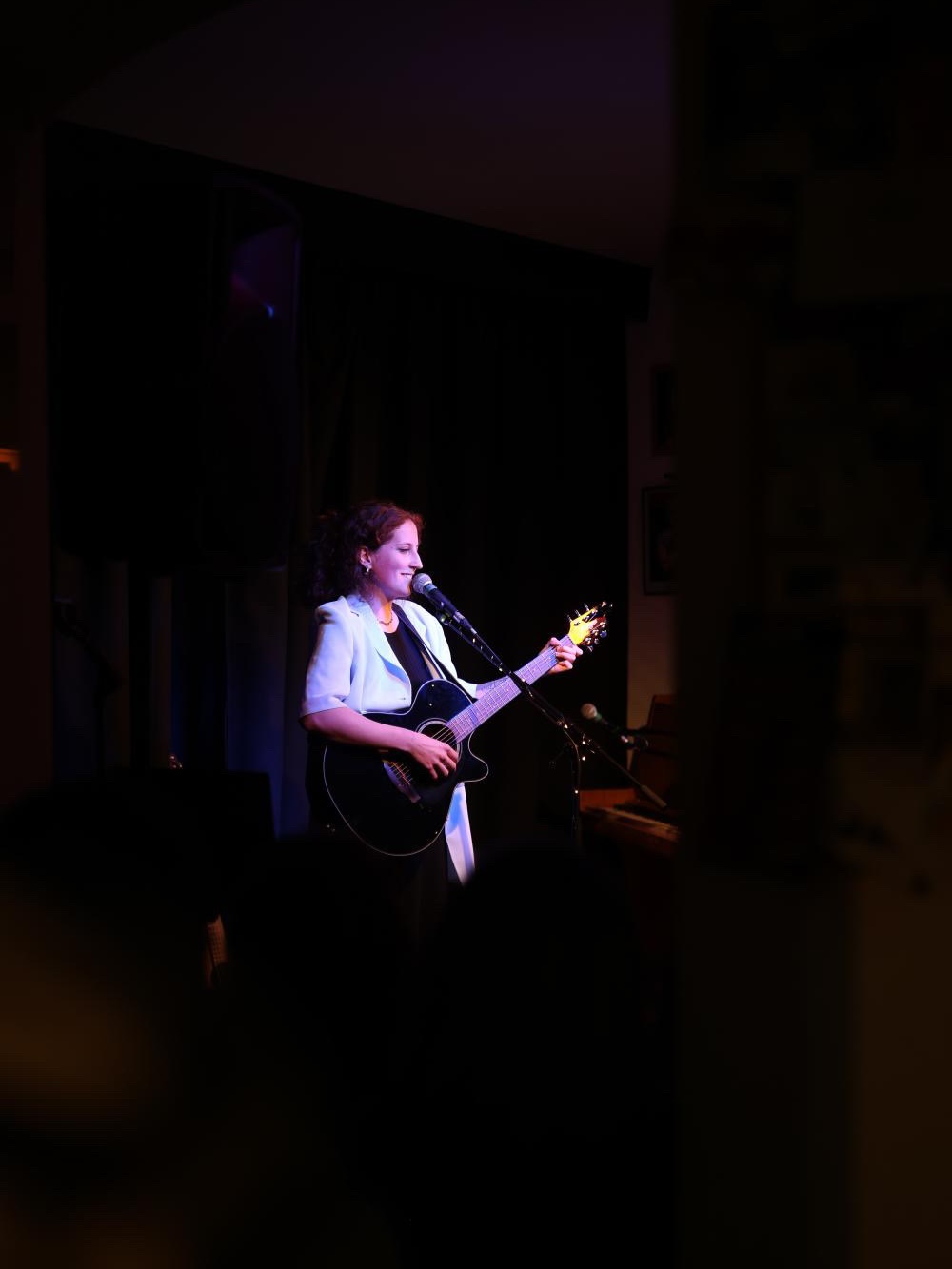 Bin auf einem Songwriting Camp in Berlin und habe wenig Zeit Content zu produzieren 🫠
But here we go - wunderschöne Fotos von @_tani_sha_ vom Auftritt im Kiss/ Freiburg. ✨
#livemusik #konzert