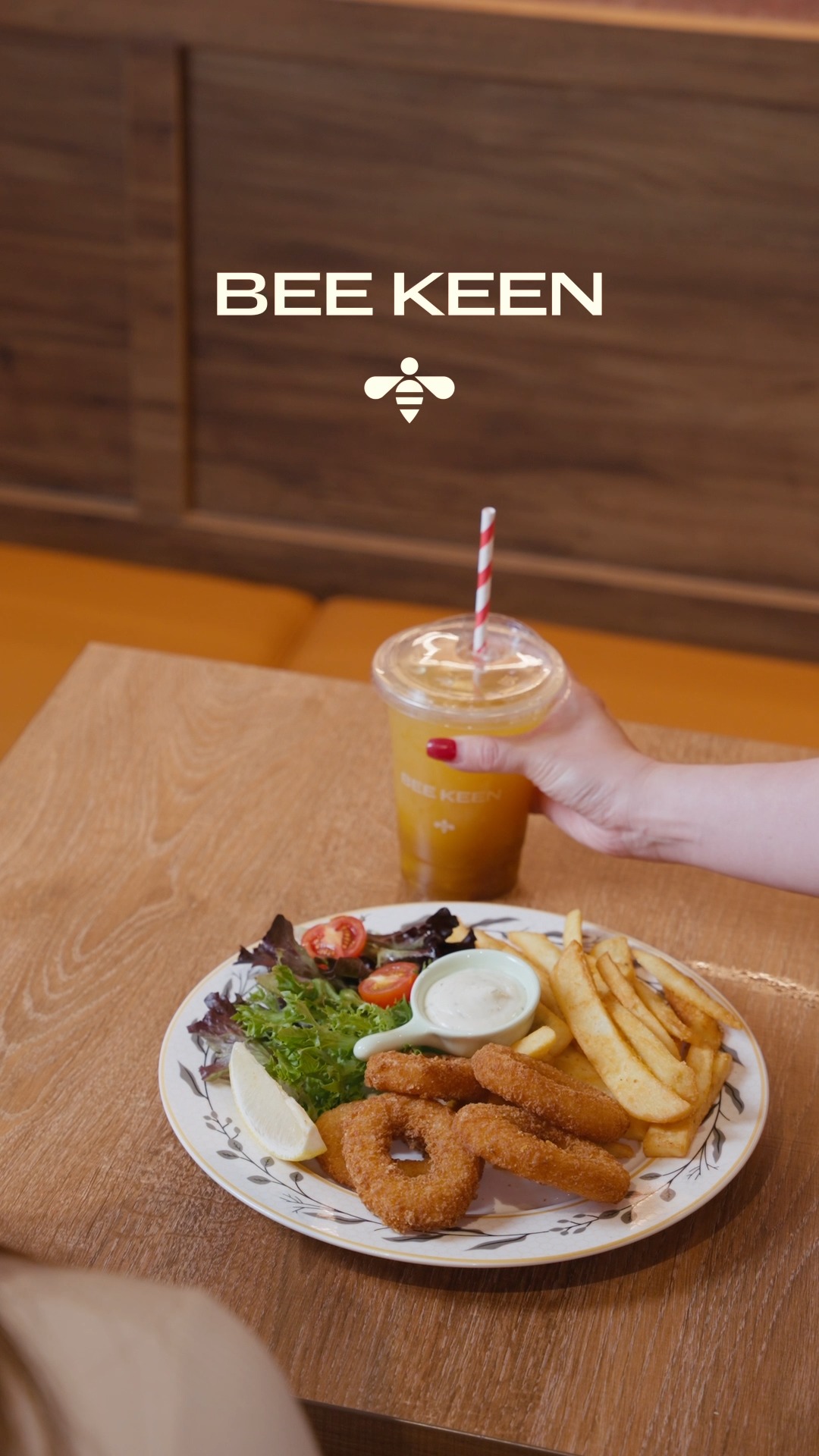 Golden, crispy calamari with a side of fries… say less 🤤✨
Light, crunchy and made to share (or not — we won’t judge).
Perfect with your coffee or as a quick bite at Bee Keen 🐝💛
#BeeKeenCafe #BeeKeenCoffee #MelbourneCoffee #LocalCafe #BoxHillCentral #MelbourneSouthEast #CafeCatchUp