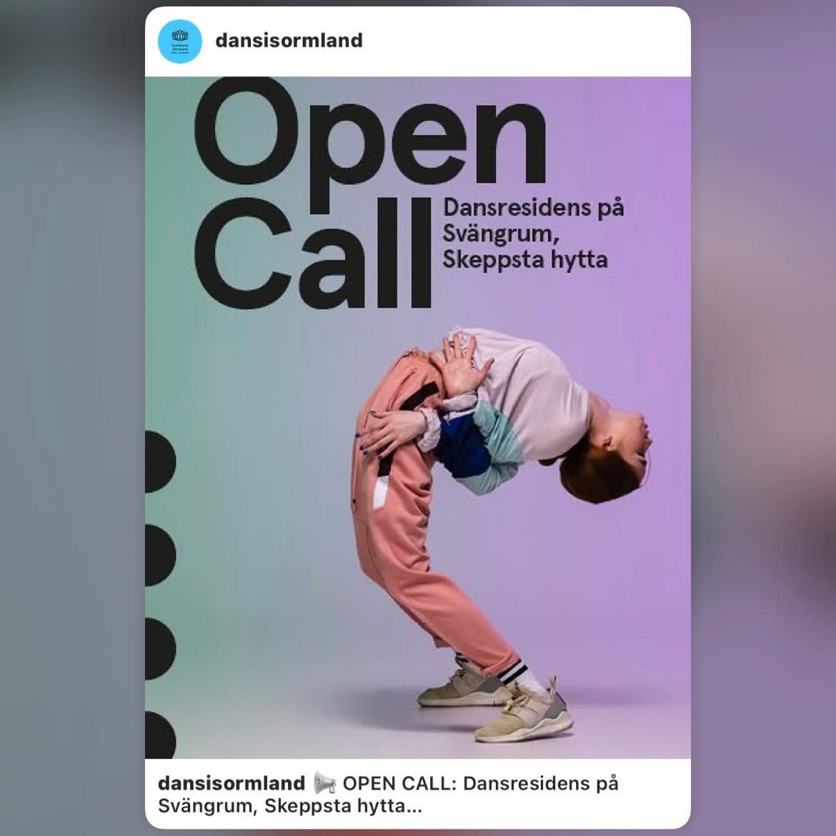 Delat inlägg från @dansisormland :
———
” 📢 OPEN CALL: Dansresidens på Svängrum, Skeppsta hytta
Yrkesverksamma danskonstnärer bjuds in att ansöka om residens på ”Svängrum” på Skeppsta hytta i Sörmland.
Residenset riktar sig till 1–2 personer och ger utrymme för konstnärlig utveckling, research och repetitionsarbete.
Ansök senast 10 maj 2026.
🔗 Läs mer och ansök via scenkonstsormland.se/dansresidens ”
——-