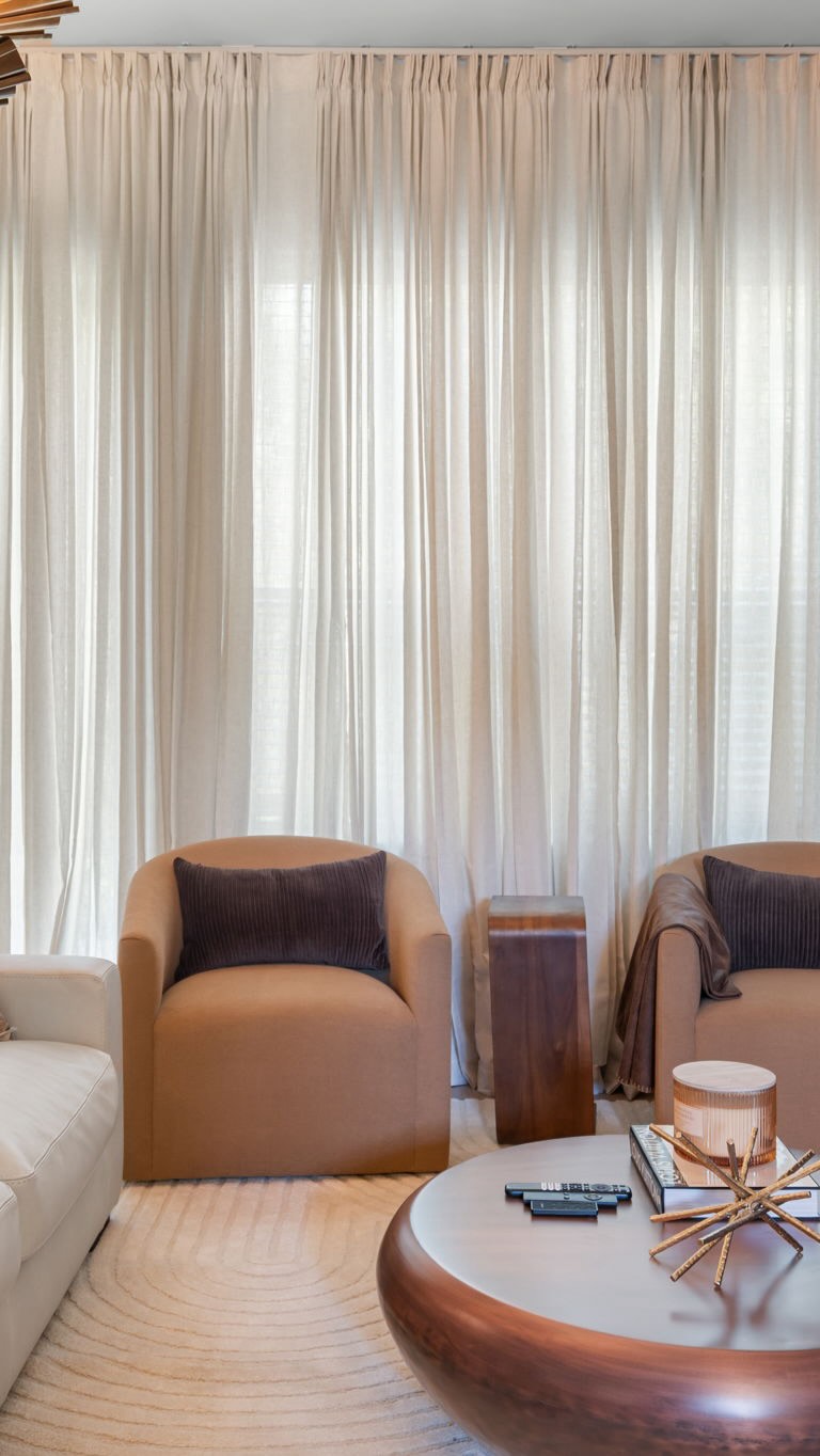 Before ➡️ After
Same furniture. Completely different feel. ✨
It’s not about buying more…it’s about designing better.
#DallasInteriorDesigner #DFWInteriorDesigner #DallasHomeDesign #DFWHomeDecor #DallasLiving