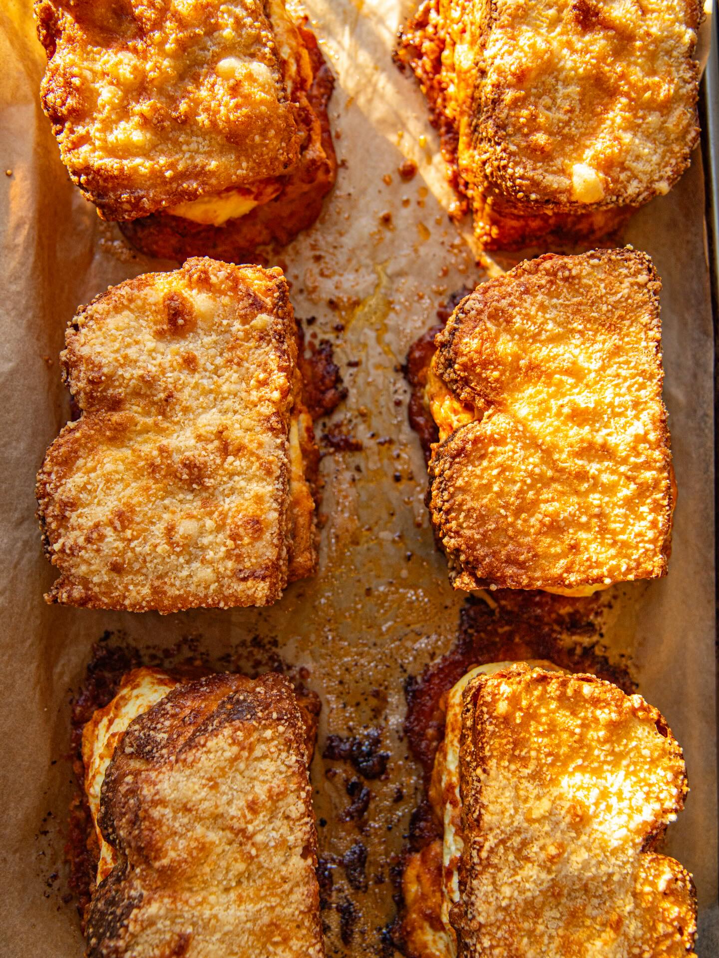 Savoury French Toast
From start to finish our savoury French Toast offers unbelievable flavours & a completely unique dish. Swipe to see ➡️
Homemade brioche coated in sundried tomato butter and parmesan, filled with mascarpone served with tomato pesto, smashed avacado, garlic yoghurt, poached egg, garlic crumb, streaky bacon and parmesan crisp.
Have you tried it yet?
On our brunch menu-served 9am-3pm