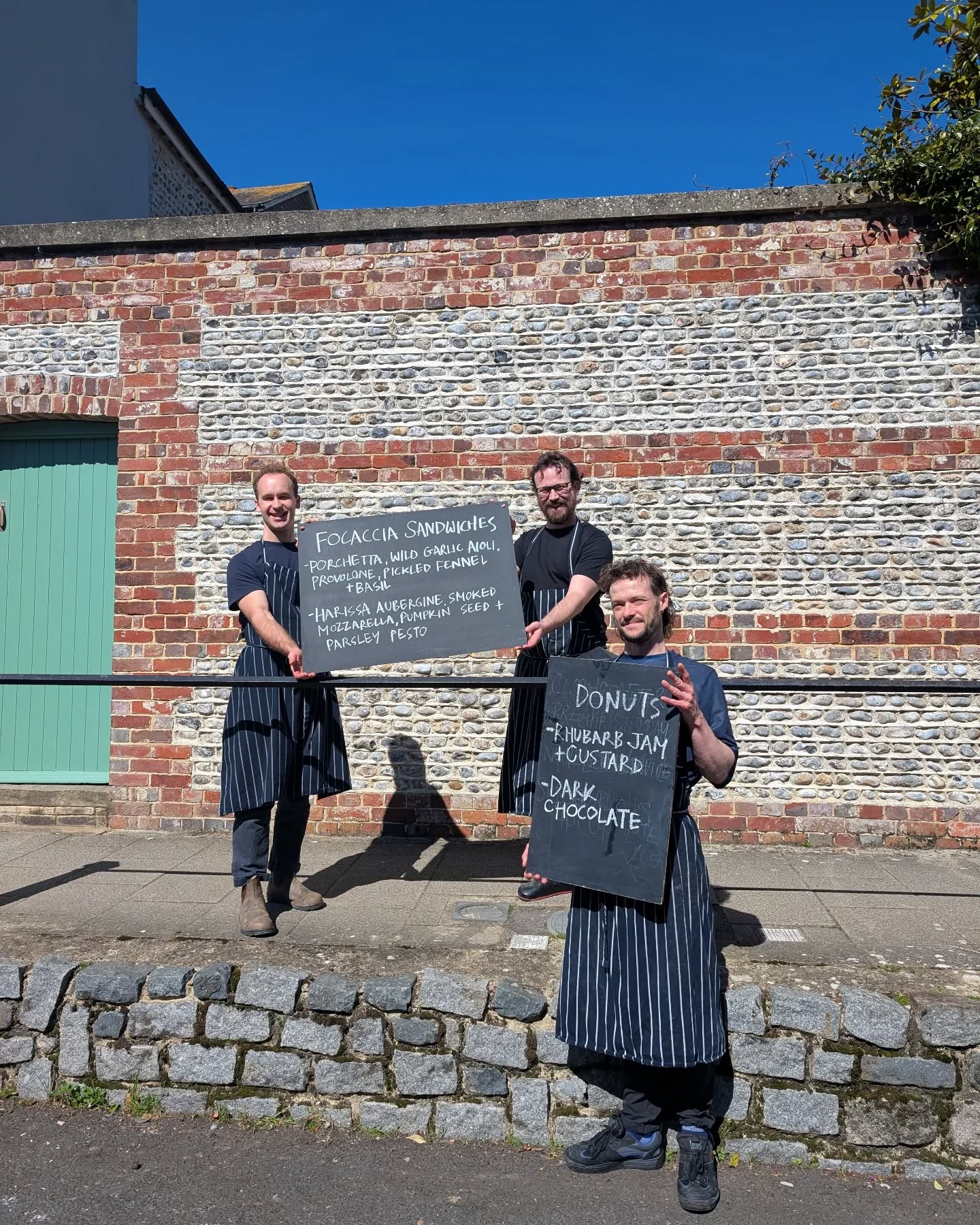 Sneak peek for the weekend event @the.smokesignals ! 🔥🥪🍩😎
We will be sending some of the gang down to serve up some delicious Focaccia sarnies and of course we will have plenty of doughnuts to go around...
See you there folks. 👏🏻
@visitarundel @discover_sussex @sussexstories @sussexbytheseaarun @experiencesussex @sussexexclusive @tarrantstreetindependents #smokesignalsarundel #arundelwestsussex #weekendarundel #focacciasandwich #doughnuttime