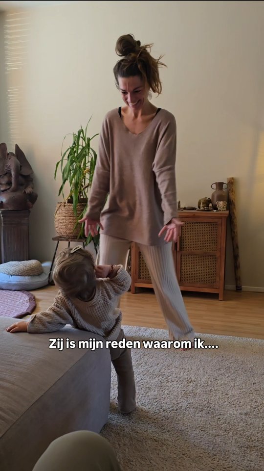 :》》En wat is jouw reden?
Mijn dochter is inmiddels wel één van de hoofd redenen waarom ik mijn vrouwenlijn wil helen. Natuurlijk wil ik het ook voor mezelf.
Dat het anders mag dan hoe generaties vrouwen voor mij hebben het 'vrouw' zijn en het leven hebben ervaren, daar kies ik voor.
Door bereidt te zijn te willen werken aan mijn eigen schaduwstukken, angsten, onzekerheden om te mogen zijn en te mogen doen wat ik wil.
Als vrouw.
In een wereld die nog steeds gedomineerd wordt door masculine energetische systemen, terwijl de aarde en cyclus van de natuur het vrouwelijke is, hebben we als vrouwen onze energie (en gaves, talenten, potentieel, intuïtie, wijsheid - alles...) weer een podium te geven.
Ruimte en vertrouwen.
Samen met andere vrouwen.
Zodat je je niet alleen voelt en weet dat je gedragen wordt door een groter veld die hetzelfde wilt en verlangt.
Ik geloof er in dat wanneer vrouwen bereidt zijn te willen helen, zodat ze daardoor persoonlijk groeien en thuiskomen in wie ze werkelijk wensen te zijn (zonder de maskers), dan veranderen we de situatie op aarde.
Het heeft wel tijd nodig.
En geduld.
En compassie.
Maar het is het waard, dat weet ik als ik naar mijn meisje kijk. Ik doe het ook voor haar en haar toekomst.
Voel je ook dat je in je kracht wilt stappen maar niet weet waar je moet beginnen? Je kan vrijblijvend 30 minuten met mij bellen en al je vragen stellen. Ik voel met je mee.
Ik ben Yolentha Ram en ik werk als energetisch (trauma) therapeut, ziels,- en vrouwenmentor, ceremonialist, vrouwencirkel en retreat hoedster.
Onder de naam Vrouw van de Aarde begeleid ik vrouwen terug naar hun innerlijke thuis, op aarde.
Comment 'call' je ontvangt een berichtje van mij persoonlijk.
♥️🙏