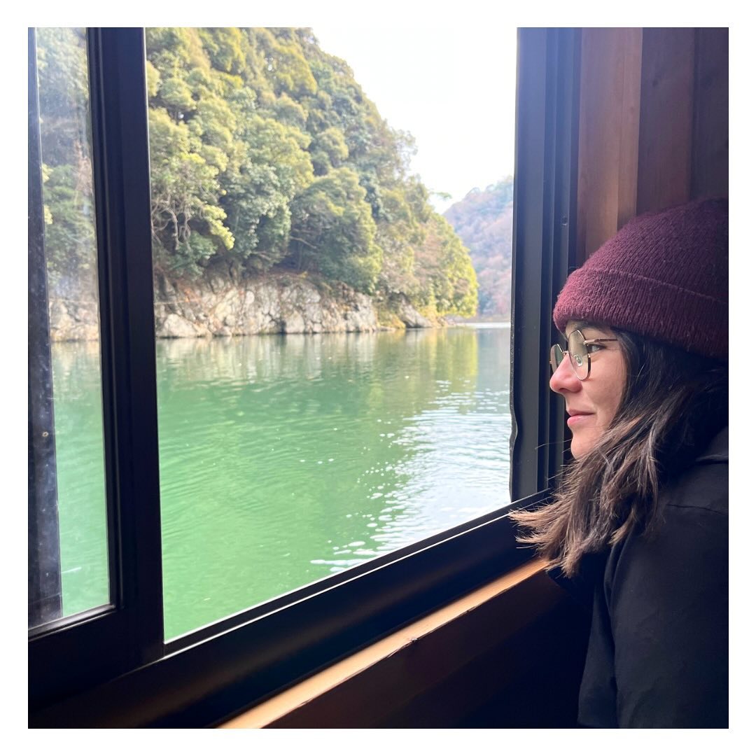 *Happy New Year*
Ja es ist momentan still um den Account, im Atelier ist es zur Zeit dunkel. 😏 Ich bin ganz weit weg und geniesse meine Zeit im Japan. 🇯🇵 🗻👘🌸
Bin dankbar für die vergangene Zeit voller schöner Begegnungen. Danke an Euch liebe Kund*innen für all die Besuche, ermutigenden Worte und besonders für die geteilte Freude an meinem Atelier. Auch im neuen Jahr möchte ich mein Bestes geben, damit ihr weiterhin wunderbare Stoffe und Accessoires bei mir findet und besonders, dass ihr euch im Atelier woh fühlt.
Diese Auszeit ist mir wichtig und für mich besonders inspirierend, denn die Natur, das Essen, die Architektur, die Menschen und die Mode, es sind so viele Eindrücke die mich nähren und mir Zuversicht und Kraft geben. 🍀
Ich erlebe alte bekannte und ganz viele neue Orte. Es gibt viele ruhige Momente, besonders während den Zugfahrten oder während den Tempelbesuchen, beim Teetrinken in einem Garten, während draussen der Regen über die Dächer fliesst und auf den Boden tropft.
Ich freue mich sehr auf das kommende Jahr mit Euch. ☺️🌼 Ja und natürlich vermisse ich das Atelier 😋☺️ Doch bis sich ab dem 15.ten Januar wieder die Türen öffnen sind es noch einige Tage 😉Daher sende ich Euch einfach ganz viele liebe Grüsse aus Japan und freue mich auf das baldiges Wiedersehen.
Herzlich, eure Corina * Mia