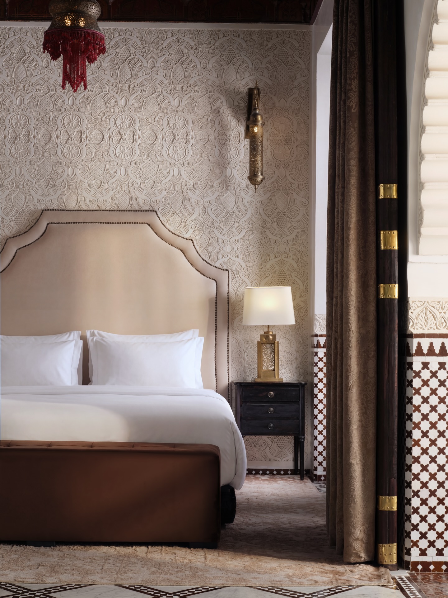 The Amira Suite welcomes you through a grand entrance, unveiling a retreat of serenity where a sumptuous bathtub overlooks the medina, inviting you to indulge in moments of pure calm and quiet luxury 🤎
From the selection of precious woods, intricate plasterwork, and rich fabrics to a palette of warm, refined hues, every suite at The Palace reveals its own blend of noble materials and timeless elegance, a truly distinctive soul.
@omartajmouati.photography
#palaisdesfes #morocco #morocco🇲🇦 #luxuryhotels