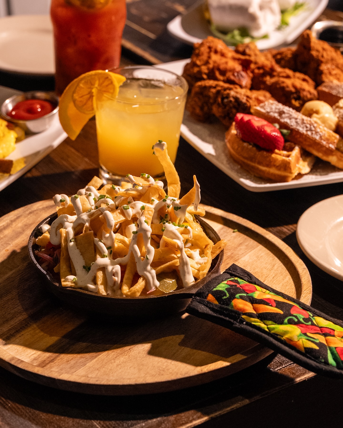 We’re the ones who let you mix and match your bottomless and don’t judge you for it. Add 90 minutes of bottomless mimosas, bloody marys, or screwdrivers to any entree for $20. Huevos Rancheros mandatory. We’re on Ditmars.