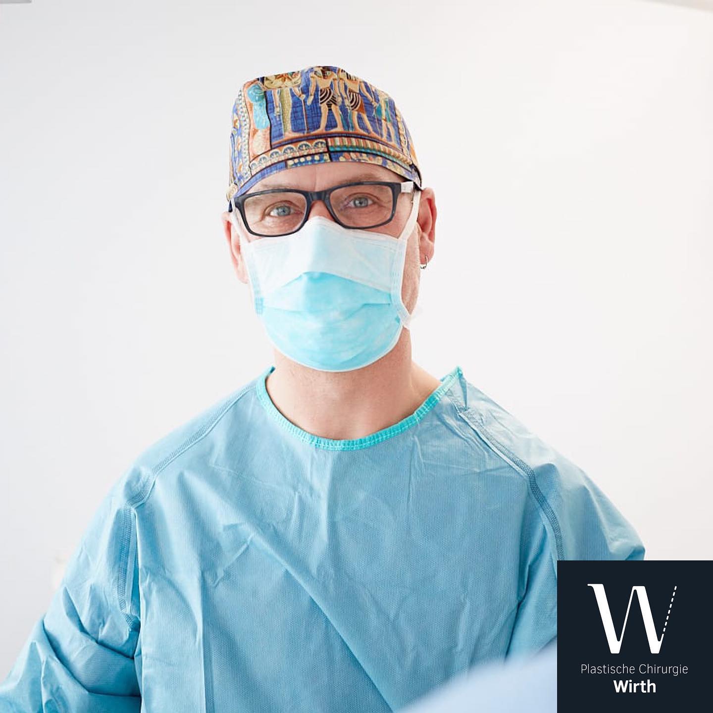 David Schumann ist ausgebildeter Pflegefachmann und arbeitet bereits seit fünf Jahren für die Praxis Dr. Wirth. Nach 25-jähriger OP-Erfahrung hat er immer noch viel Freude am Beruf und ist topmotiviert. Auch er ist ein begeisterter Tänzer und tanzt in seiner Freizeit gerne zu Standard- und lateinamerikanischen Rhythmen.
David Schumann est un spécialiste en soins infirmiers et travaille pour le cabinet du Dr Wirth depuis 5 ans. Après 25 ans d'expérience en chirurgie, il aime toujours son travail et est très motivé. C'est aussi un danseur enthousiaste et, pendant son temps libre, il aime danser sur des rythmes de Sandart et d'Amérique latine.
#praxiswirth #drmedraphaelwirth #plastischechirurgie